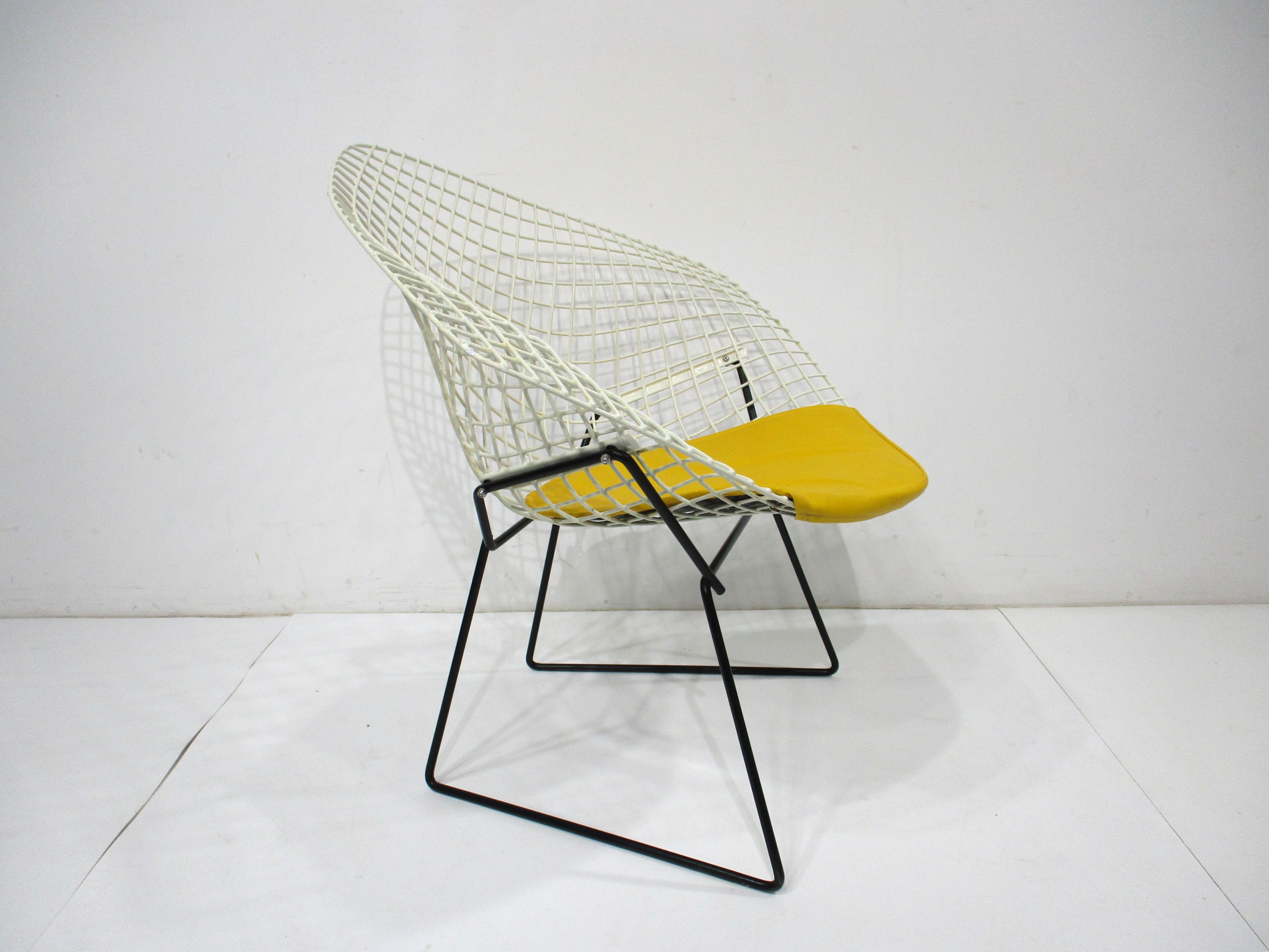Harry Bertoia White Wire Diamond Lounge Chair for Knoll (B) In Good Condition For Sale In Cincinnati, OH
