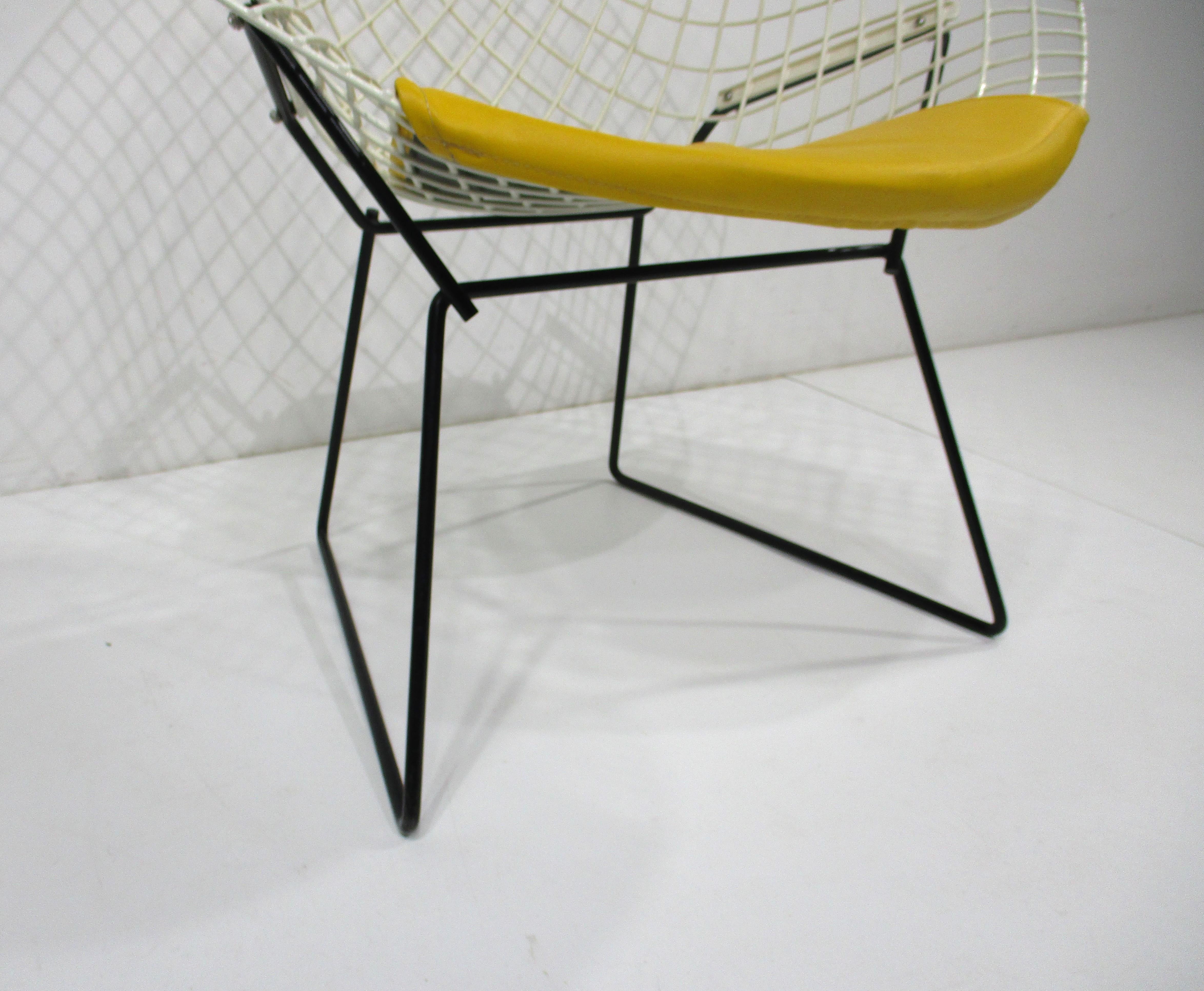 Harry Bertoia White Wire Diamond Lounge Chair for Knoll (B) In Good Condition For Sale In Cincinnati, OH