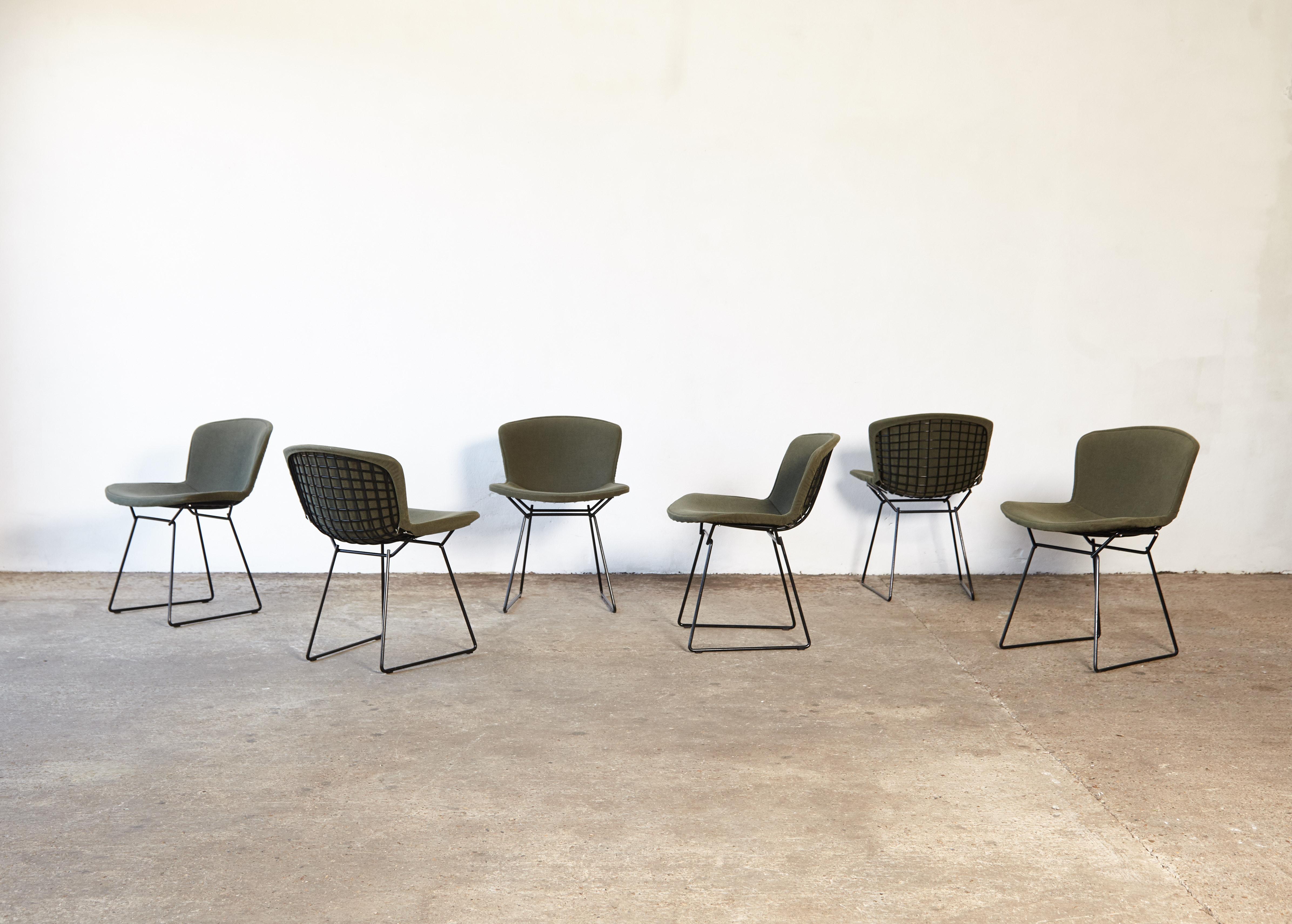 Les prix sont fixés à l'unité. Il en reste deux. Chaises en fil de fer noir Harry Bertoia pour Knoll avec housses d'assise vertes d'origine. Objet vintage en très bon état. Expédition dans le monde entier.




  