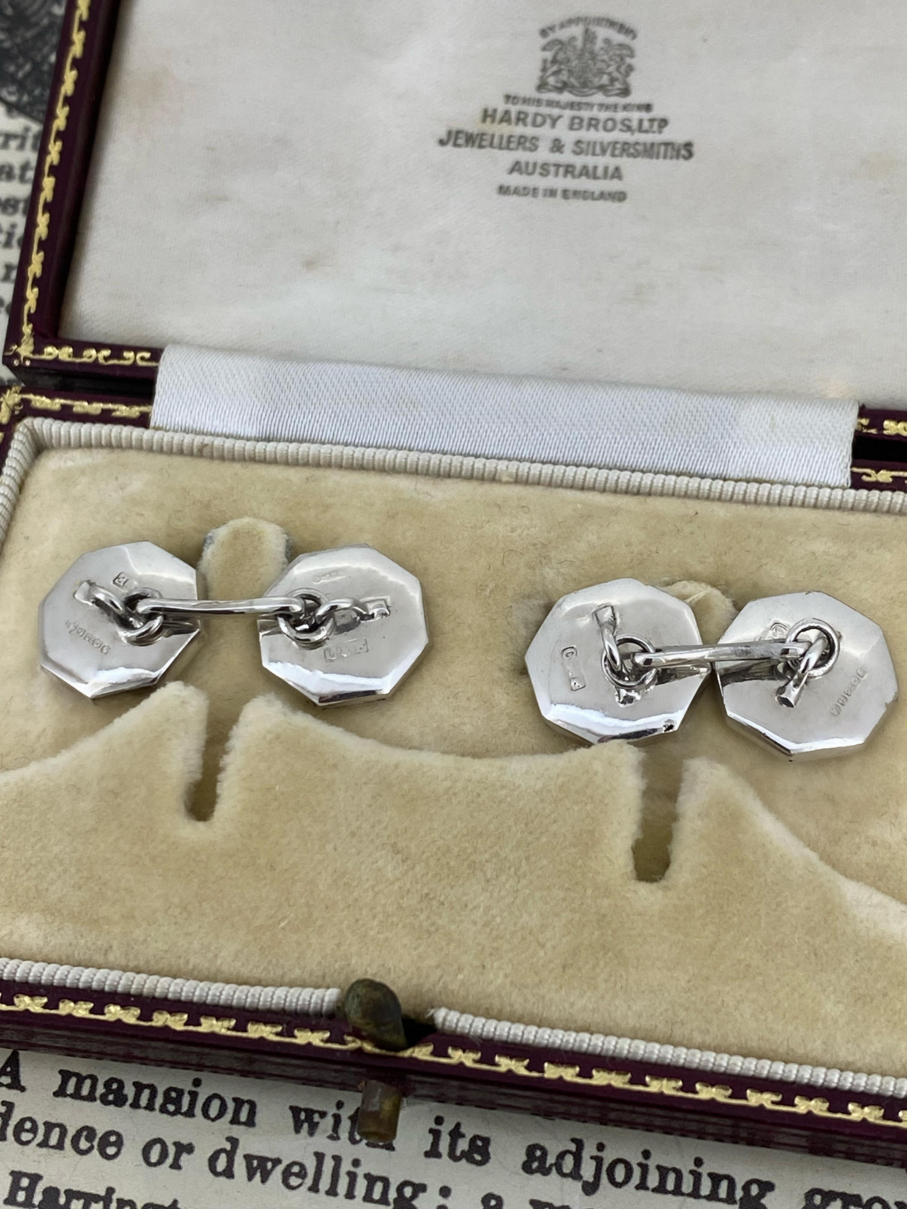 Estos gemelos retro link de oro blanco de 9 quilates 
por Hardy Brothers,
vienen con camisa/botones a juego 

Engastado con nácar iridiscente,

Lleva sellos ingleses:
C & F (marca del fabricante)
375 9K 
Birmingham y fecha de la carta 

Los
