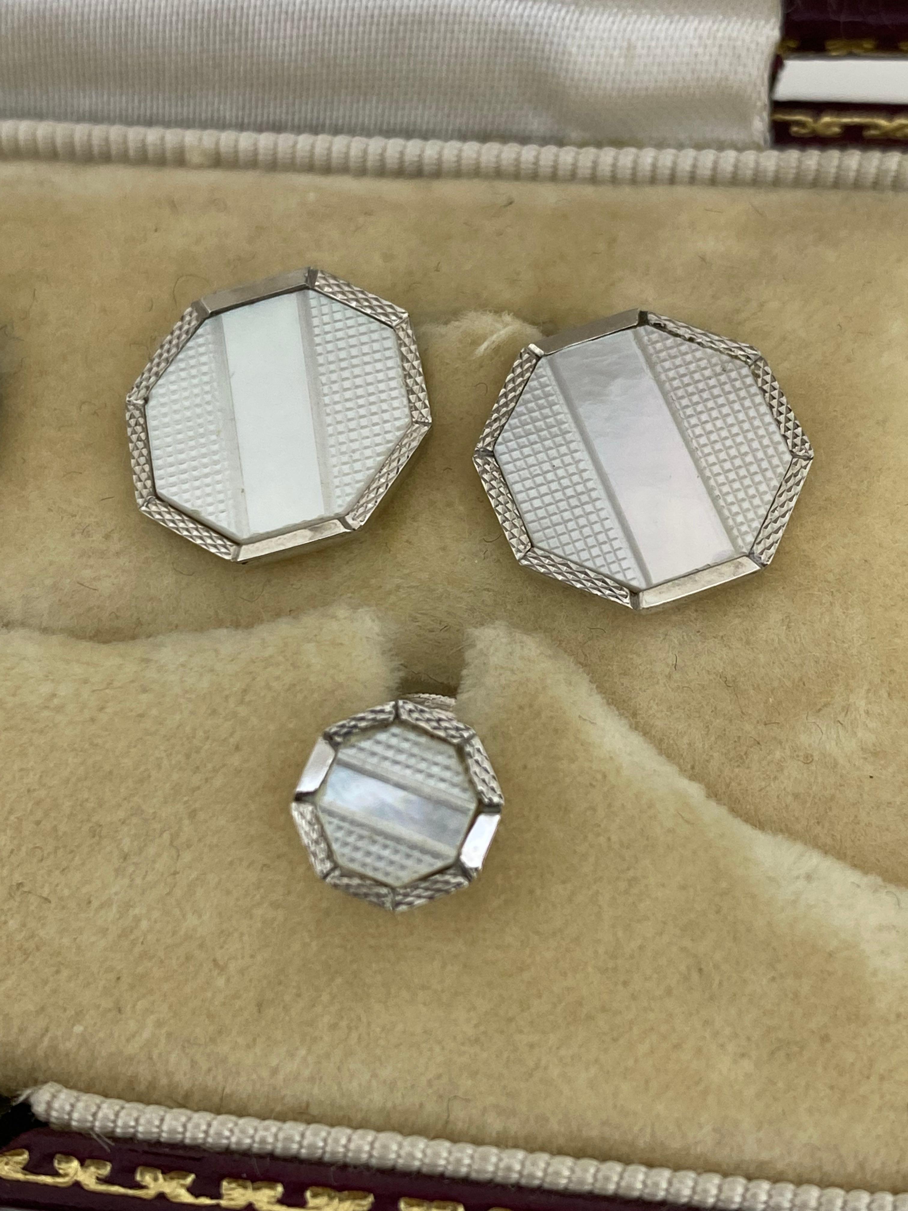 Gemelos y pasadores de camisa Hardy Brothers de oro blanco de 9 quilates y nácar, C & F. en Excelente estado para la venta en MELBOURNE, AU
