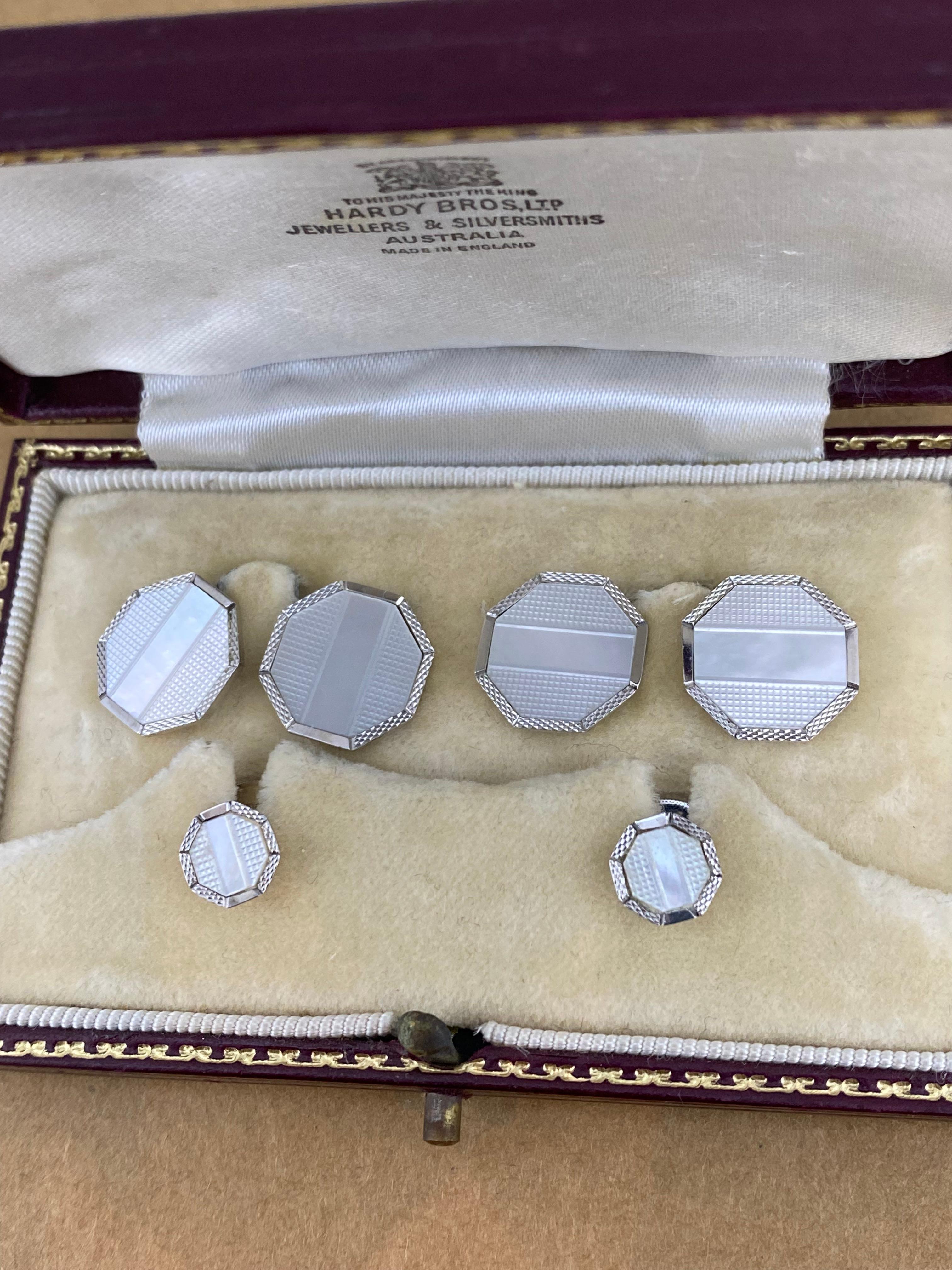 Gemelos y pasadores de camisa Hardy Brothers de oro blanco de 9 quilates y nácar, C & F. en venta 3