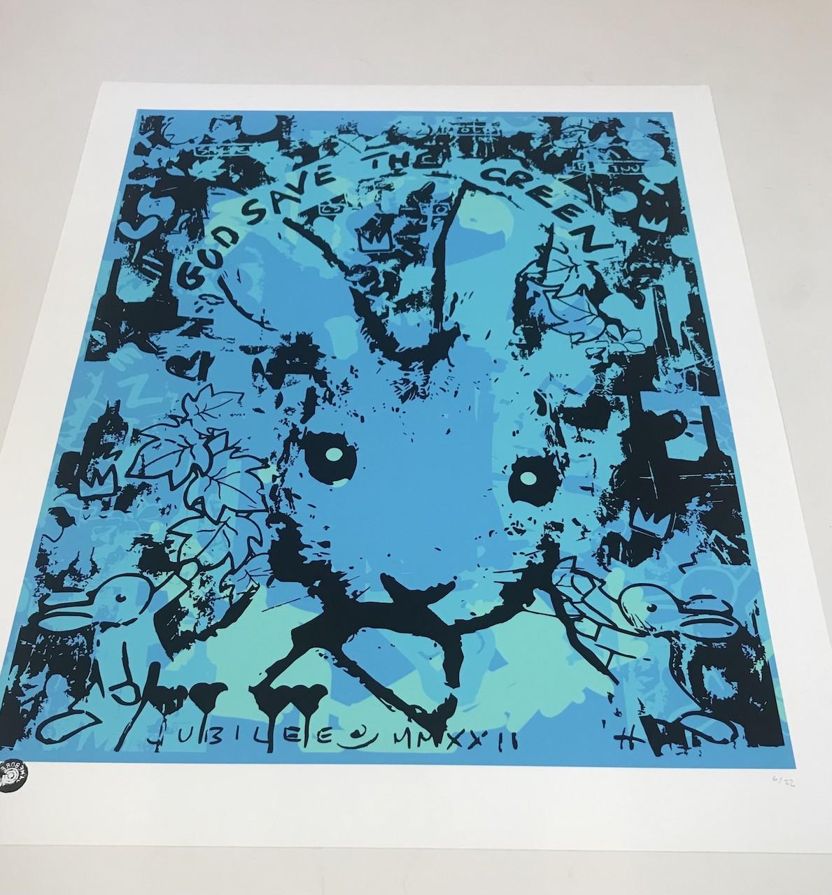 God Save the Green I, estampe de lapin en édition limitée, œuvre d'art - Animaux bleus - Bleu Print par Harry Bunce