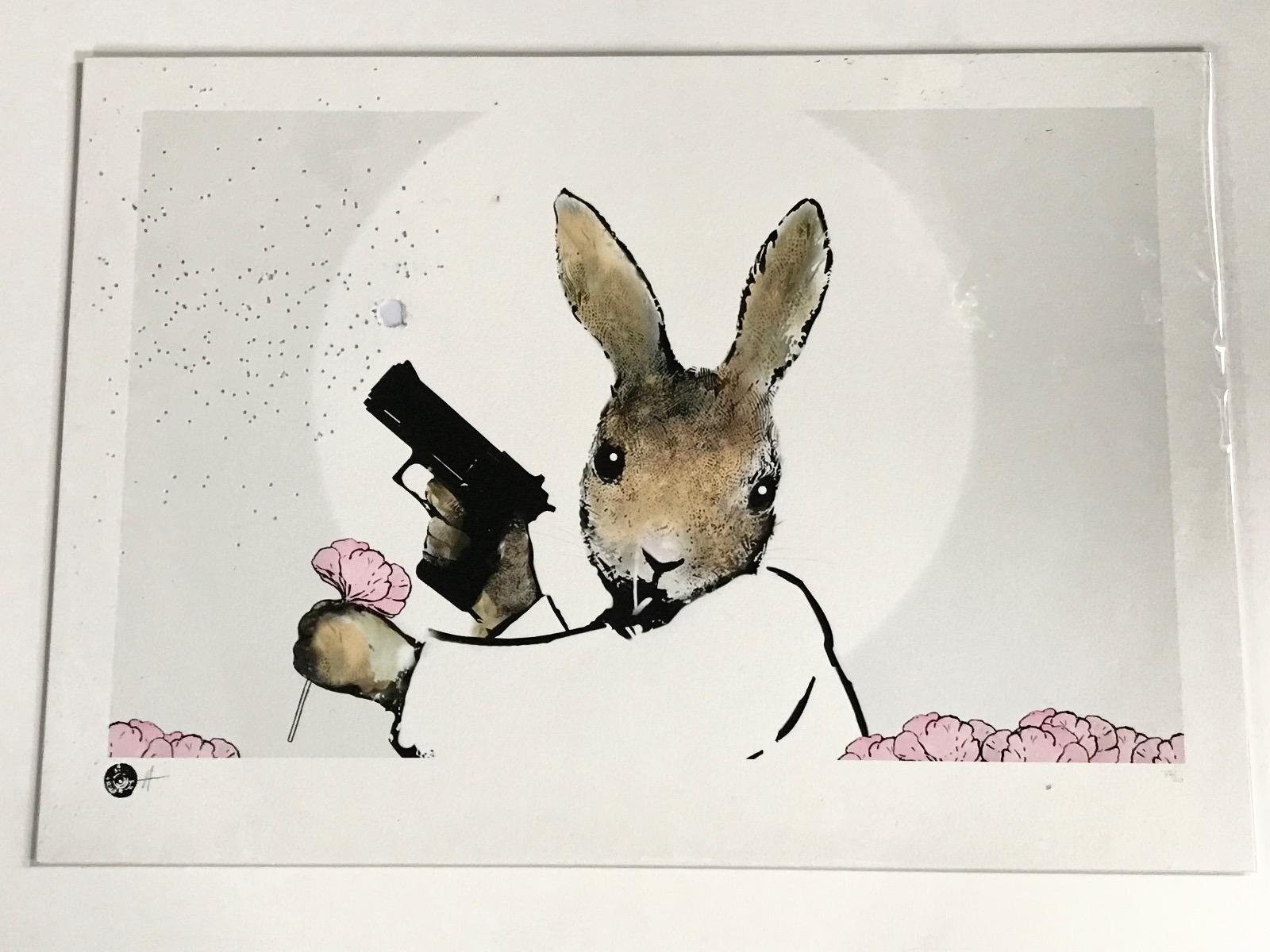 Rural Resistance Series - Home Guard de Harry Bunce se compose de tons roses et bruns qui représentent un lapin tenant un fusil et une fleur avec des coups de feu sur la feuille.

Informations complémentaires :
Technique mixte (impression d'archives