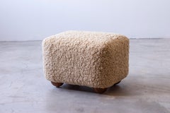 Tabouret Harry avec pieds en peau de mouton et hêtre