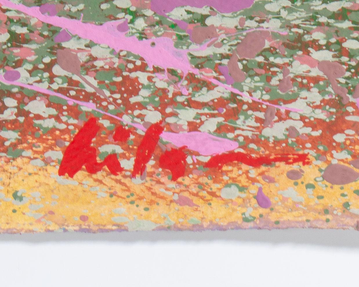 Ein abstraktes Landschaftsgemälde des amerikanischen Künstlers Harry Hilson (1935-2004) in Acryl auf Papier. Gestische Linien fügen sich zu einer stimmungsvollen abstrakten Landschaft mit Bergen im Hintergrund und blühenden rosa Feldern im