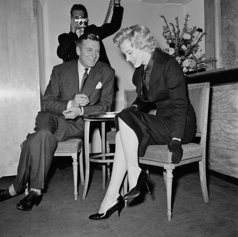„Savoy Press Conference“ von Harry Kerr

Die amerikanische Schauspielerin Marilyn Monroe (1926 - 1962) und der englische Schauspieler und Regisseur Laurence Olivier (1907 - 1989) bei einer Pressekonferenz im Savoy Hotel, London, Juli 1956. Monroe