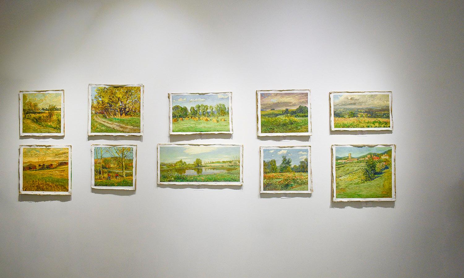Paesaggio estivo impressionistico en plein air di un campo rurale con vista su un fienile e un silo 
Una tavolozza luminosa e solare di verde, blu e beige.
#5712 Gardenworks, dipinto da Harry Orlyk nel 2019
olio su lino montato su tavola di