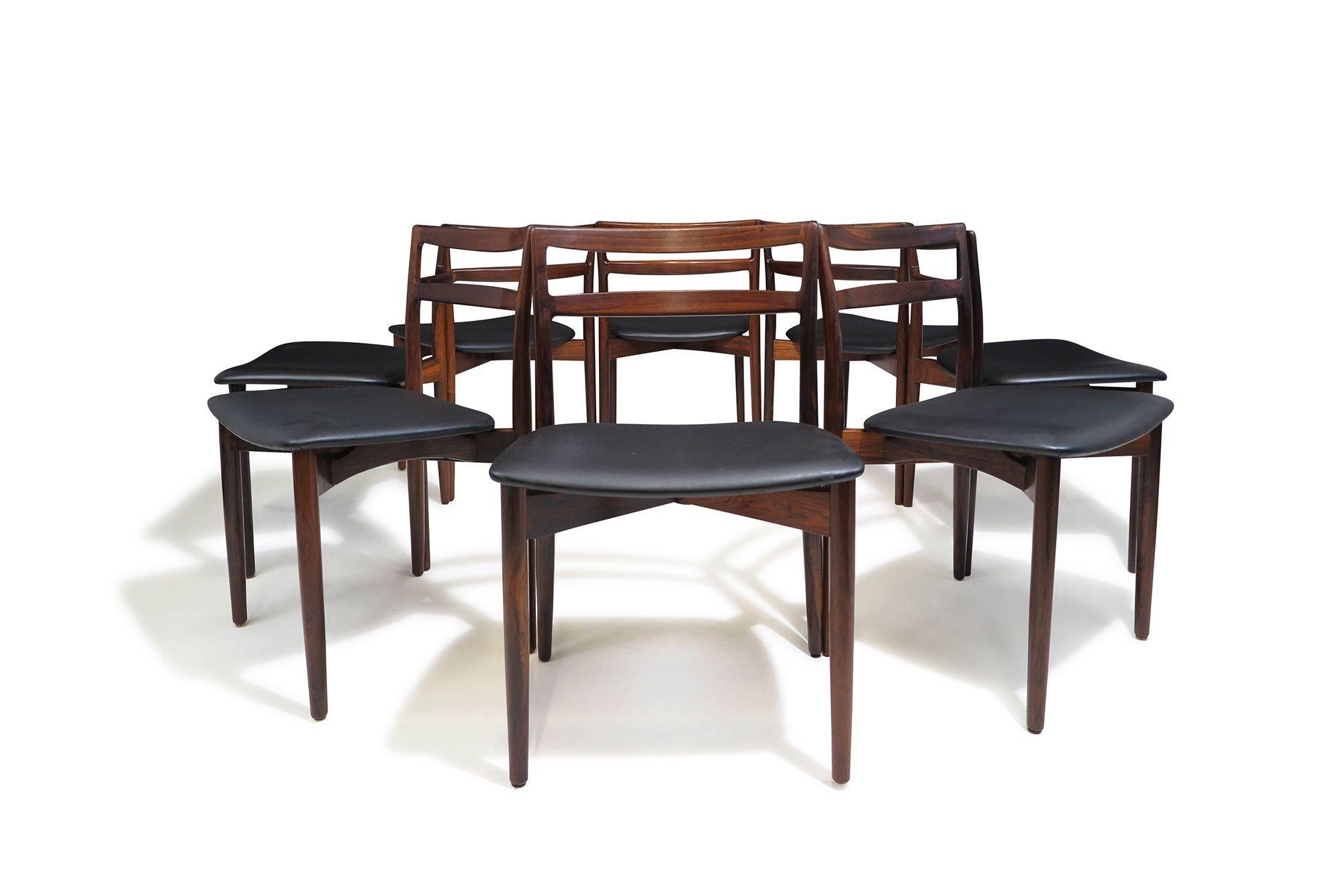 Sedie da pranzo dal design minimalista e classico di Harry Ostergaard per Randers Møbelfabrik, Danimarca, 1960.
Il set di otto (8) sedie da pranzo è realizzato a mano in legno massiccio di palissandro brasiliano e presenta eleganti forme scultoree