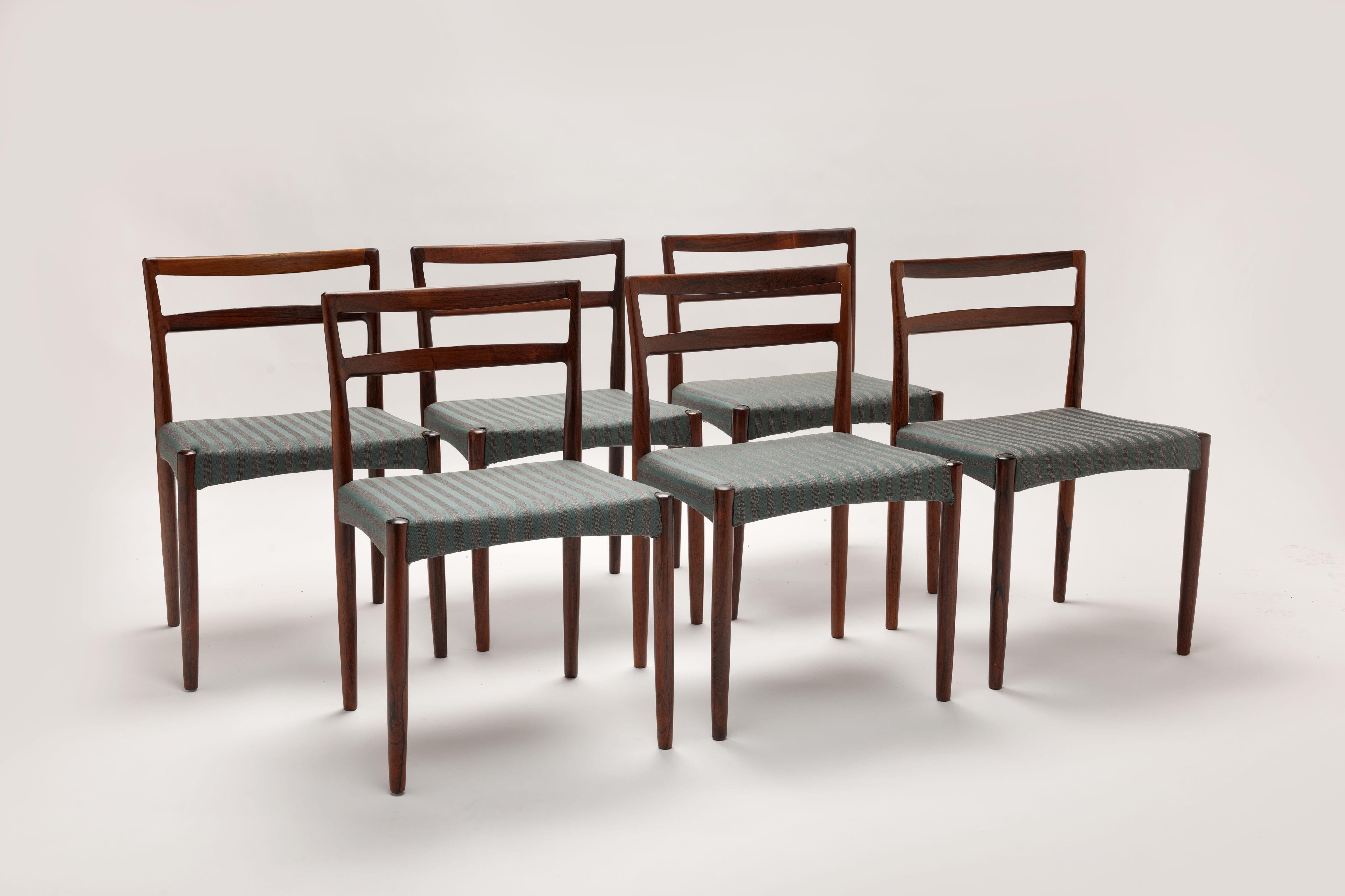 Satz von sechs massiven Palisander-Esszimmerstühlen, entworfen 1961 vom dänischen Designer Harry Østergaard. Hergestellt in Dänemark von der Randers Møbelfabrik in den 1960er Jahren mit schönen Fugen an den Hinterbeinen. 
Zeitloses Design in