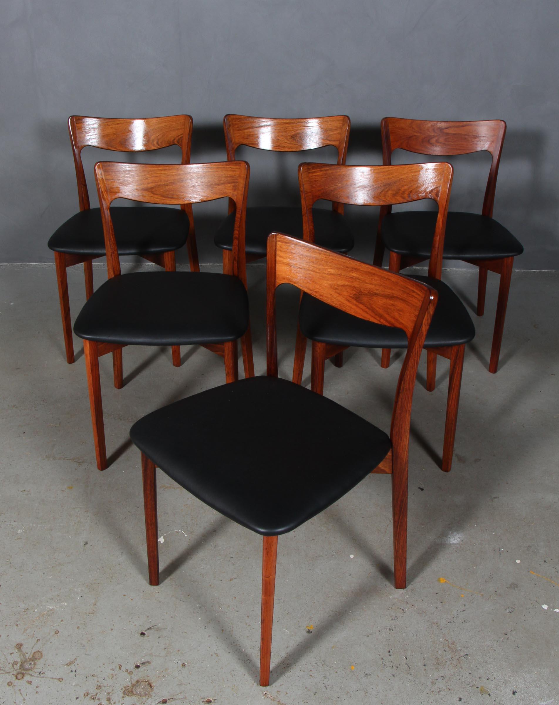 Harry Ostergaard set of six dining chairs in rosewood.

Seats new upholstered with black aniline leather.

Made by Randers Møbelfabrik.