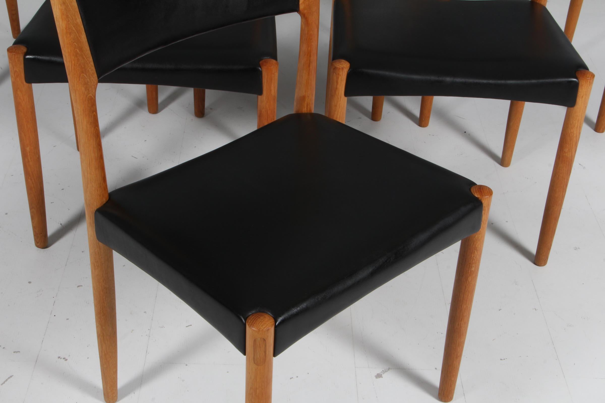 Harry Ostergaard, Set of Dining Chairs, oak and leather In Good Condition In Esbjerg, DK