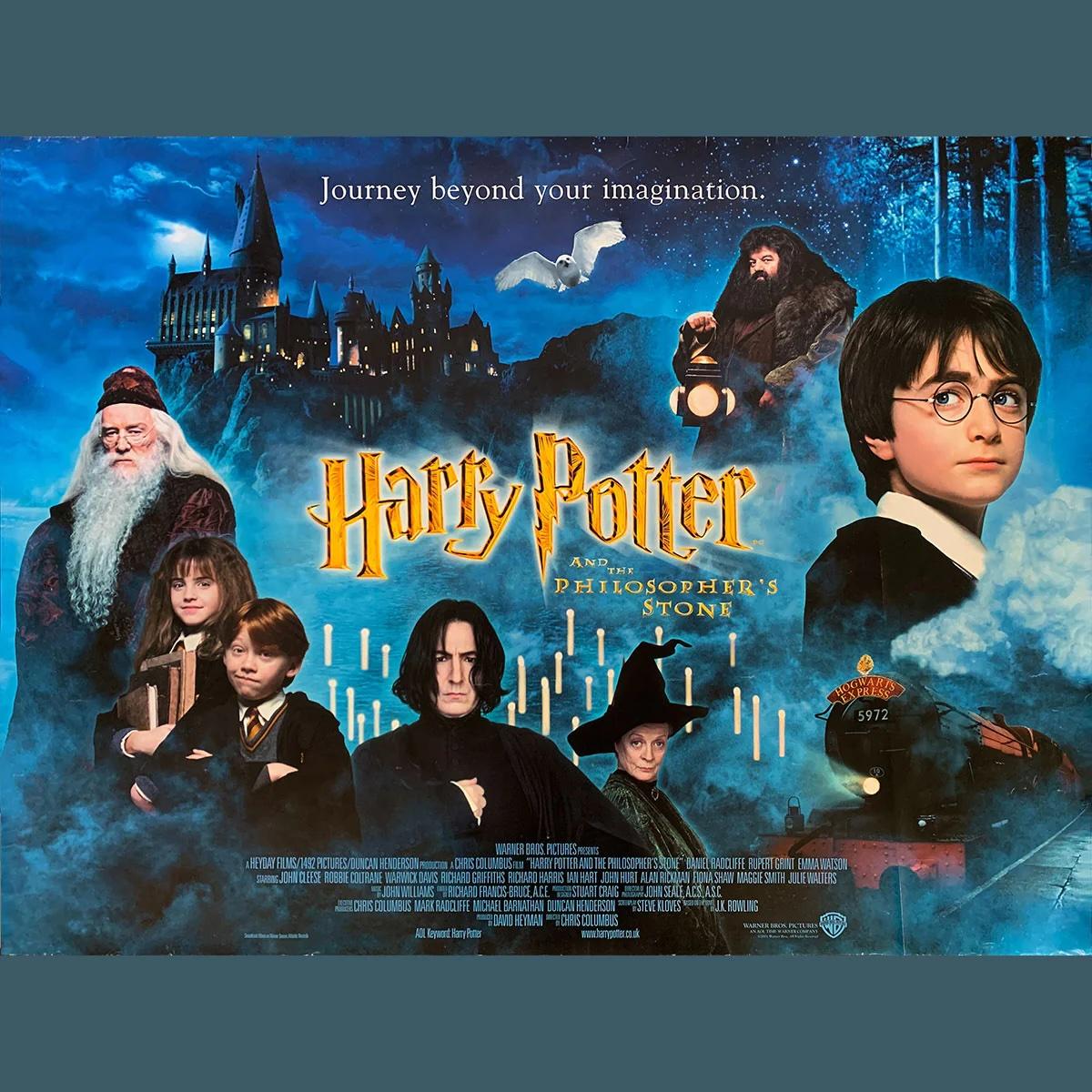 Harry Potter und der Philosopher's Stone (2001)
Original British Quad (30 X 40 Zoll)

Eine RARE 2001 Original 1. Release Herkunftsland UK Quad-Plakat für diesen britischen Film, der erste der Harry Potter Filme.

Ein Waisenjunge schreibt sich in
