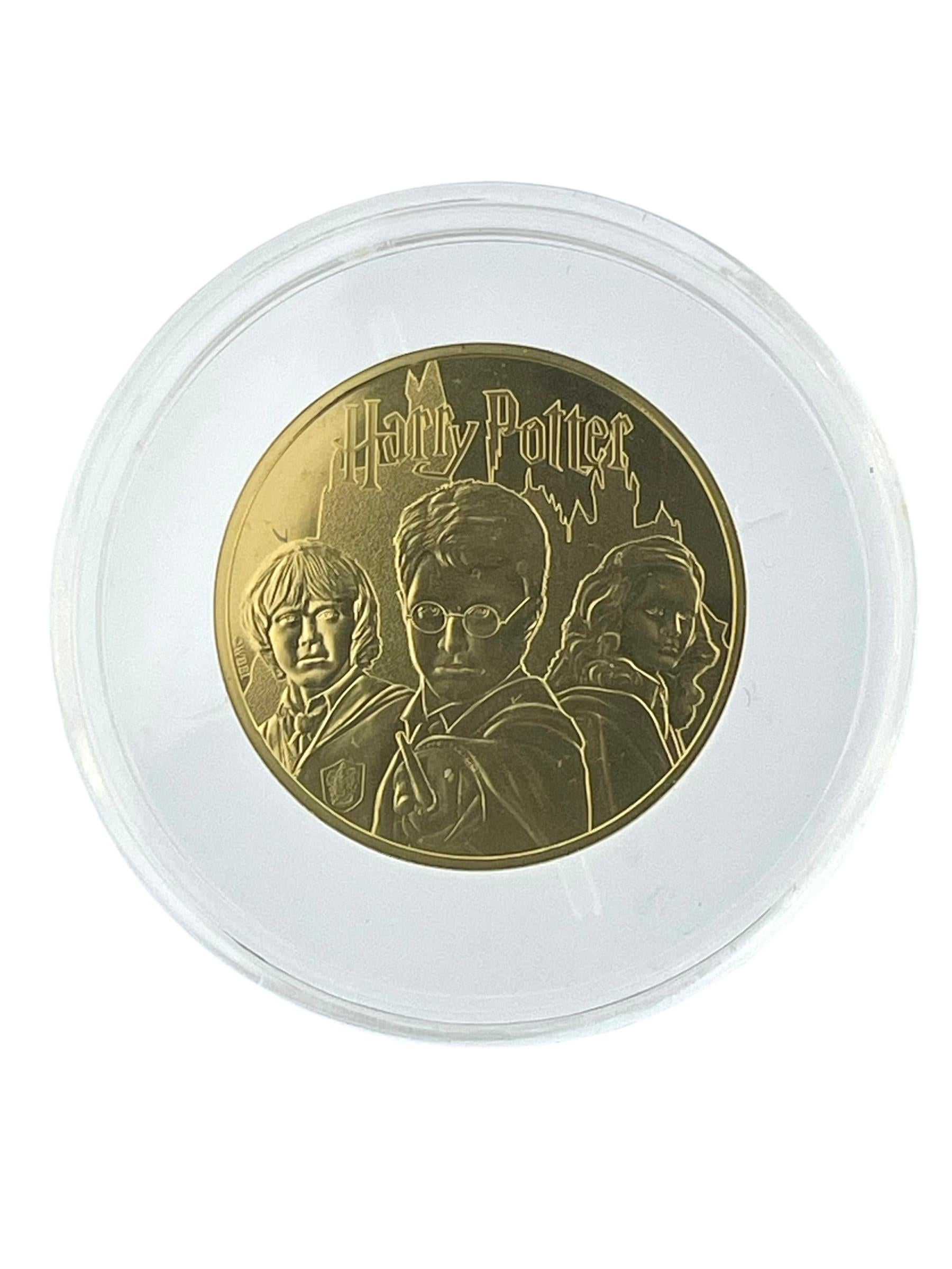 Die Harry Potter Monnaie de Paris 24 Karat Gelbgoldmünze von 2021 ist ein bemerkenswertes Sammlerstück, das die magische Welt von **Harry Potter** mit der außergewöhnlichen Handwerkskunst der **Monnaie de Paris** feiert. Diese in **reinem