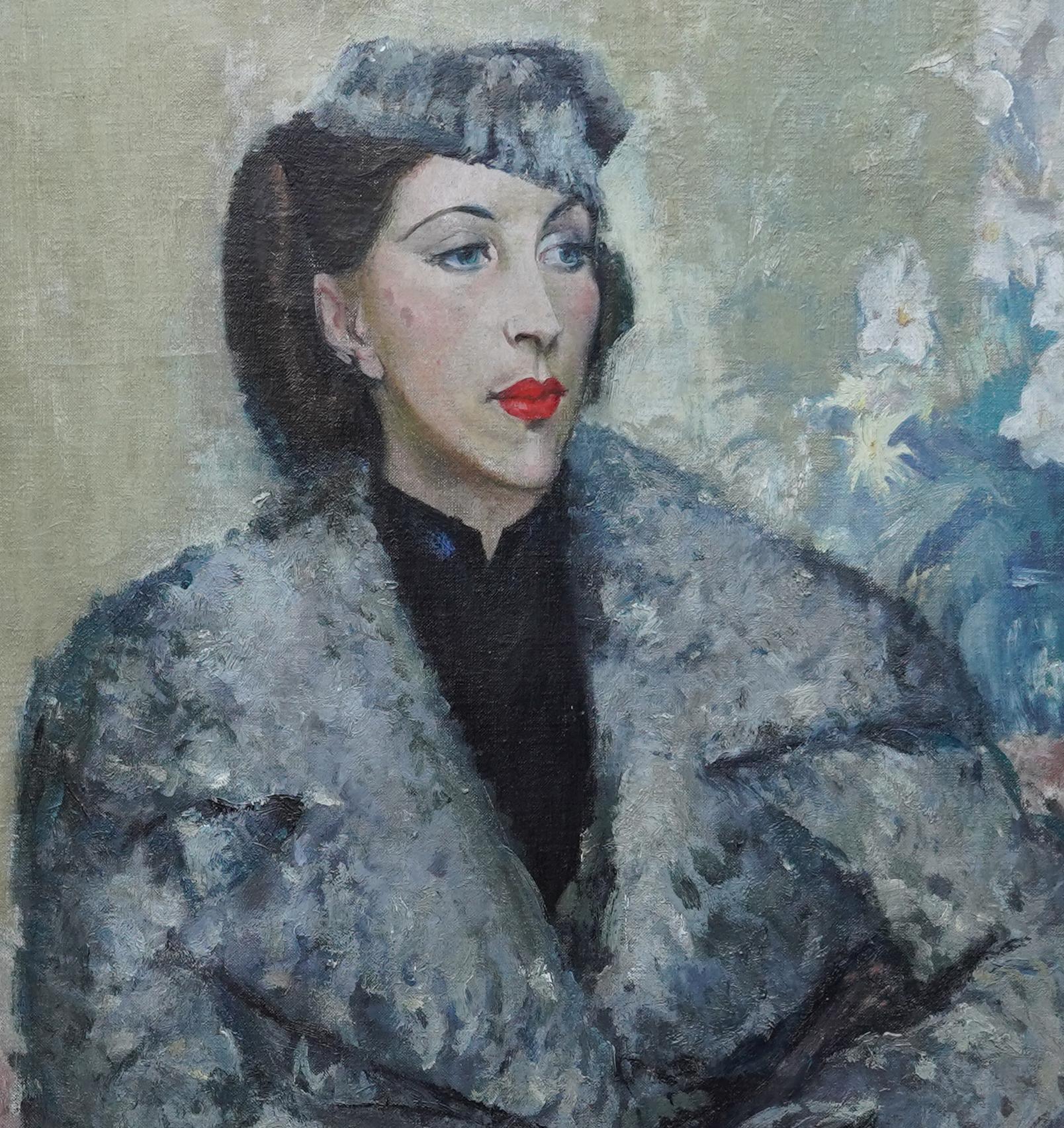 Ce remarquable portrait britannique post-impressionniste à l'huile est l'œuvre de l'artiste Harry Rutherford, connu à Manchester. Peint vers 1940, le portrait représente une jeune femme aux cheveux noirs, vêtue d'un manteau et d'un bonnet de laine