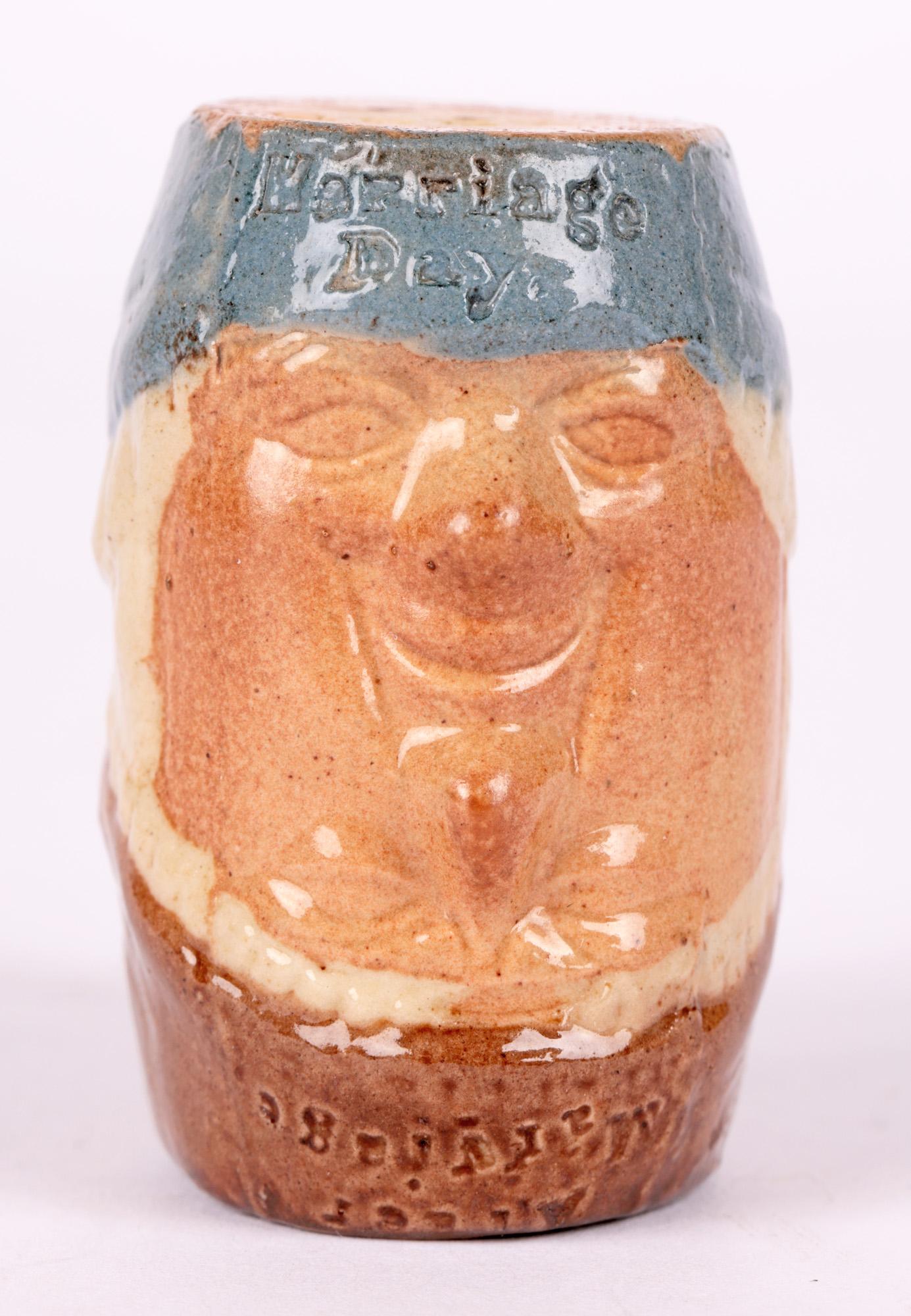 Seltener Royal Doulton Slip-Miniatur-Marriage Day Jug, gegossen (Frühes 20. Jahrhundert)