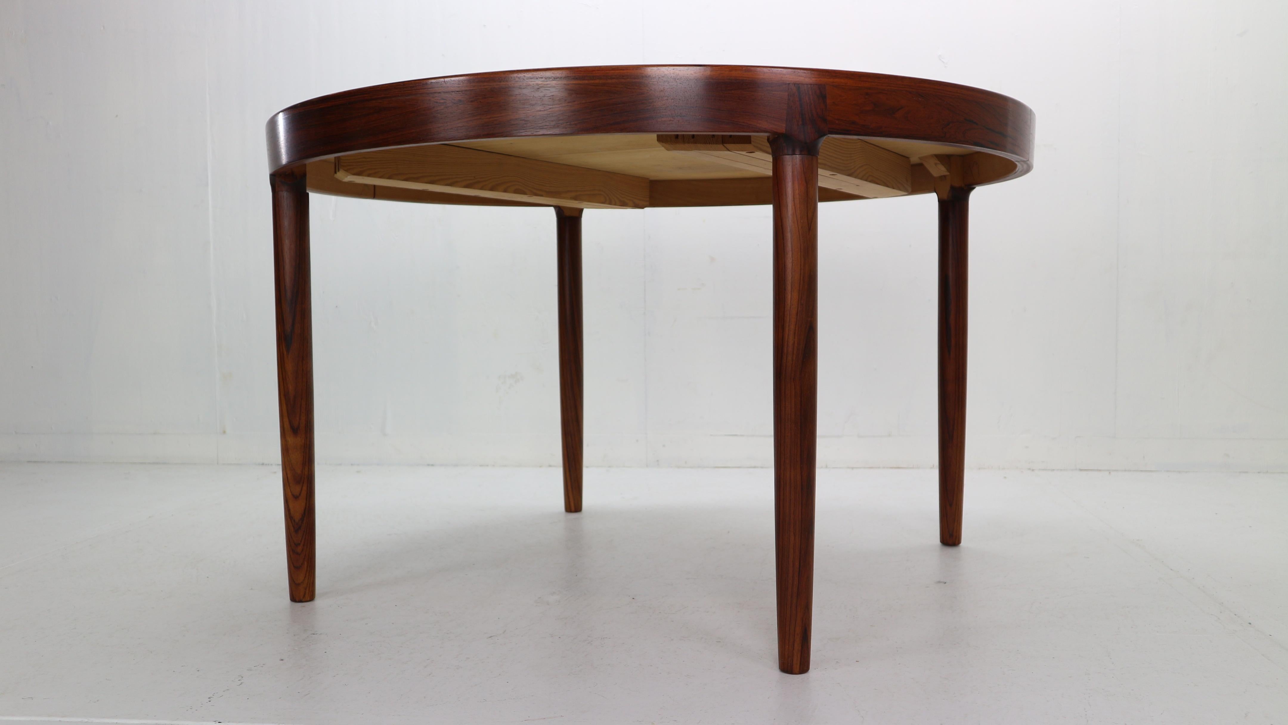 Harry Østergaard for Randers Møbelfabrik Danish Extendable Round Dinning Table In Good Condition In The Hague, NL