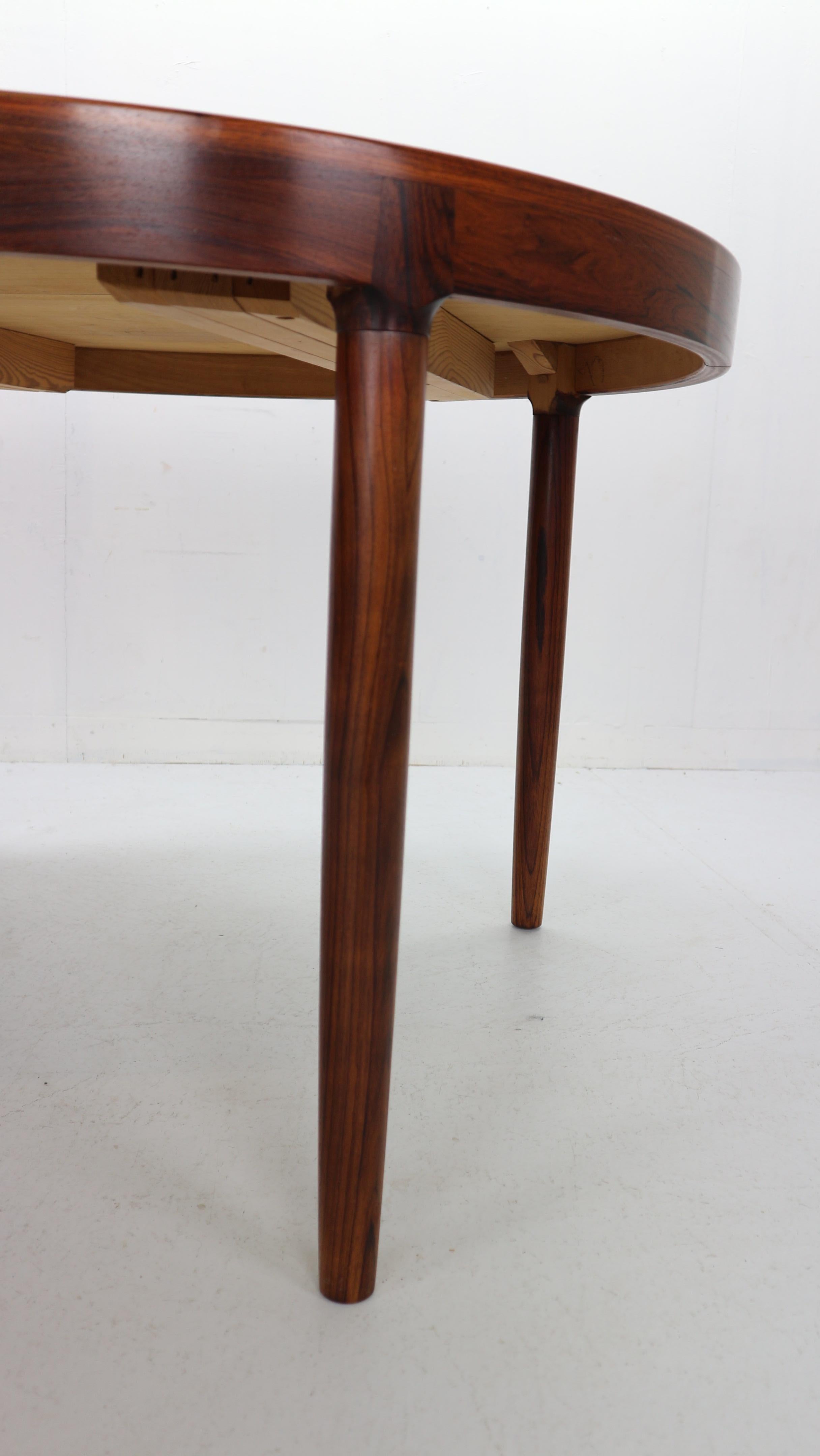 Rosewood Harry Østergaard for Randers Møbelfabrik Danish Extendable Round Dinning Table