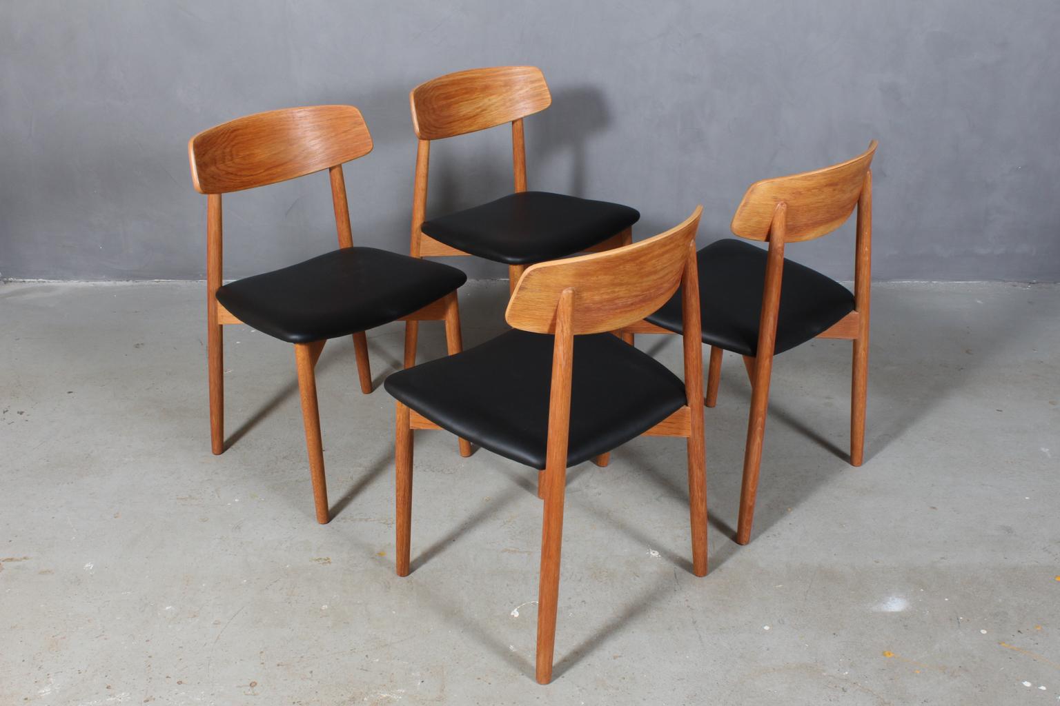 Harry Østergaard four dining chairs in oak.

New upholstered with black semi aniline leather.

Made by Randers Møbelfabrik, 1970s.



