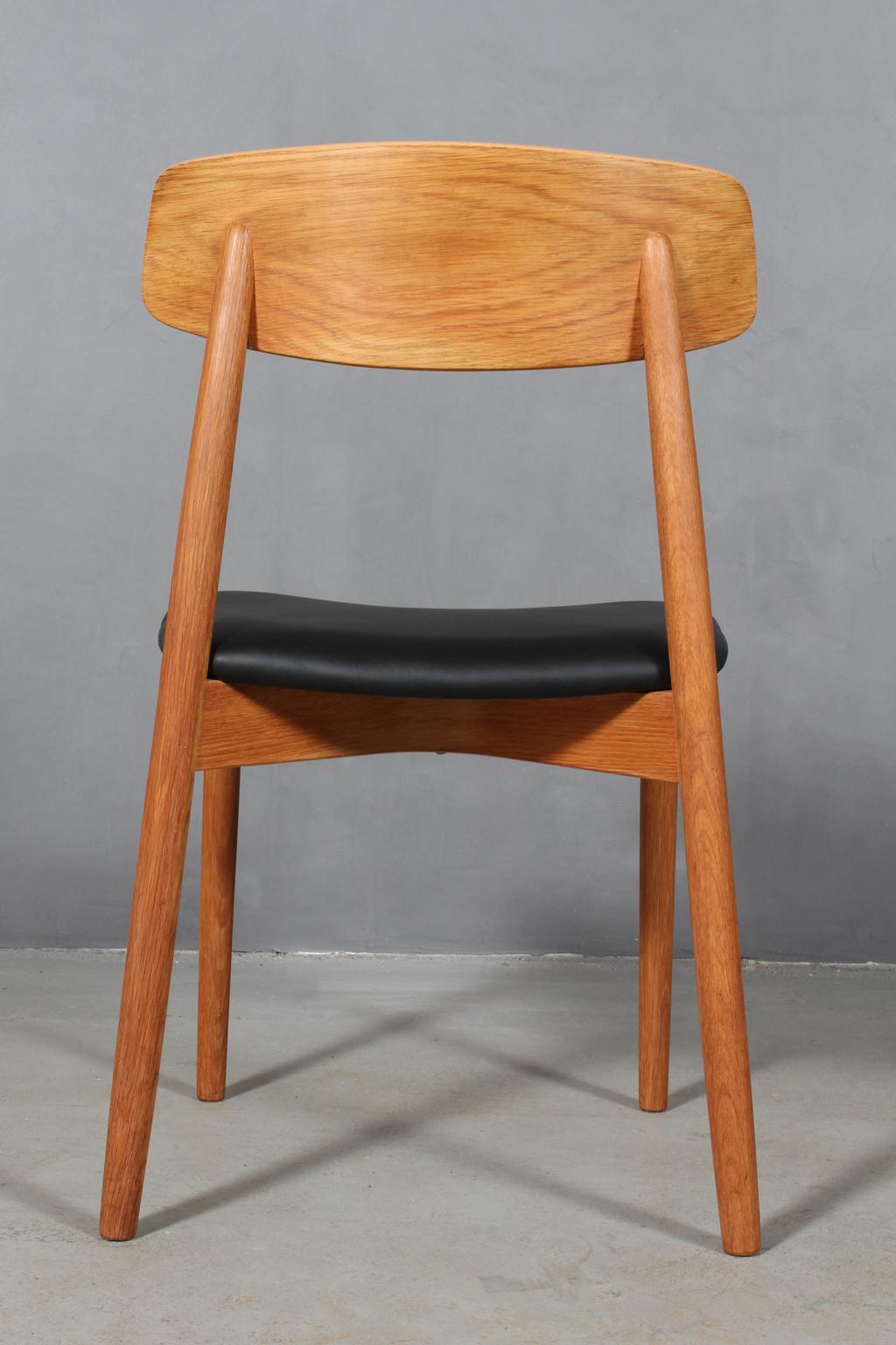 Harry Østergaard, Four Chairs in Oak and Black Leather, 1970s 3