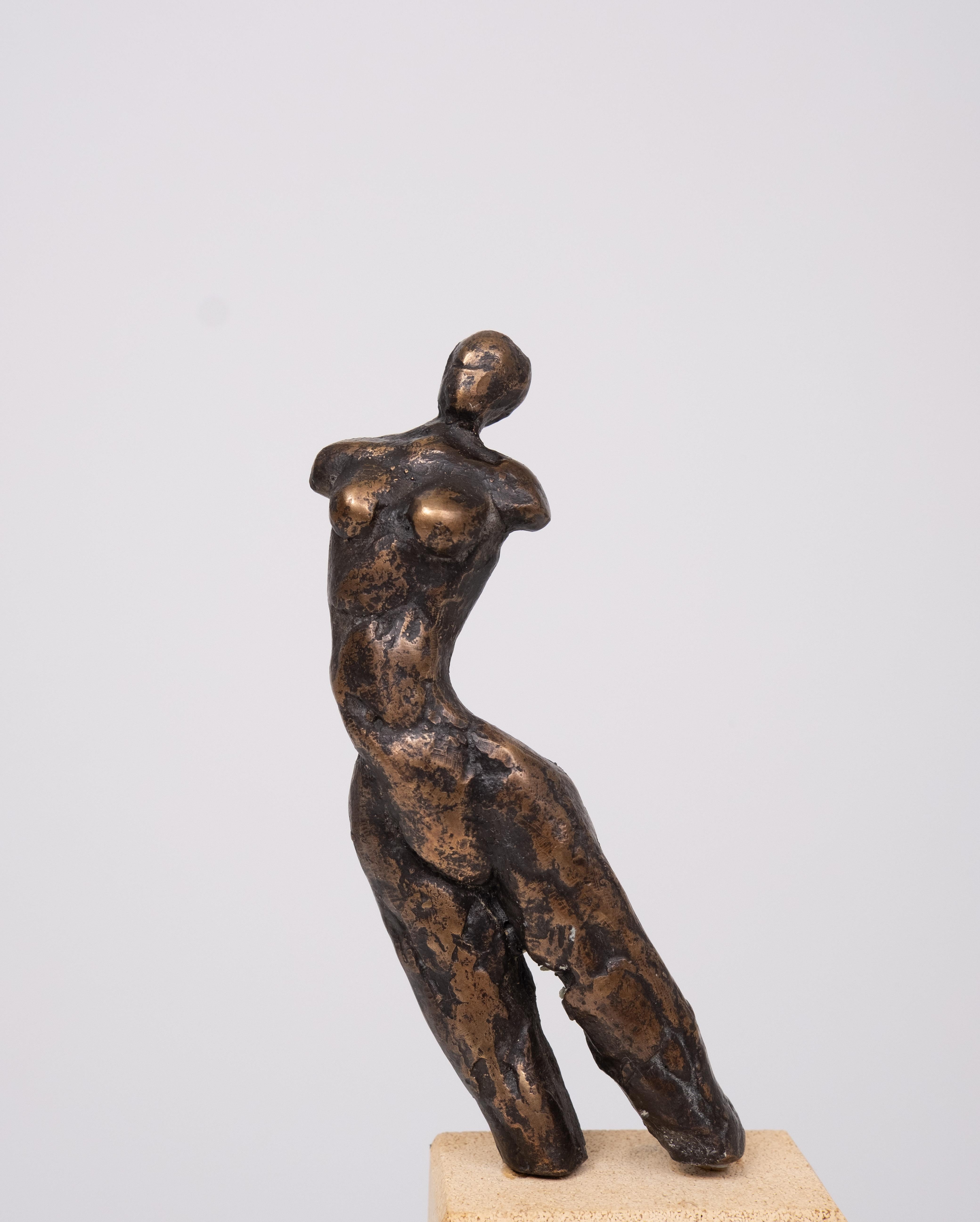 Très beau torse de femme en bronze de Harry Storms ,1945 -2023 ,sur un socle en grès .Storms a été formé à l'académie pédagogique. Il a d'abord été professeur d'artisanat. Il a également suivi une formation à l'Académie des arts visuels de Varsovie,