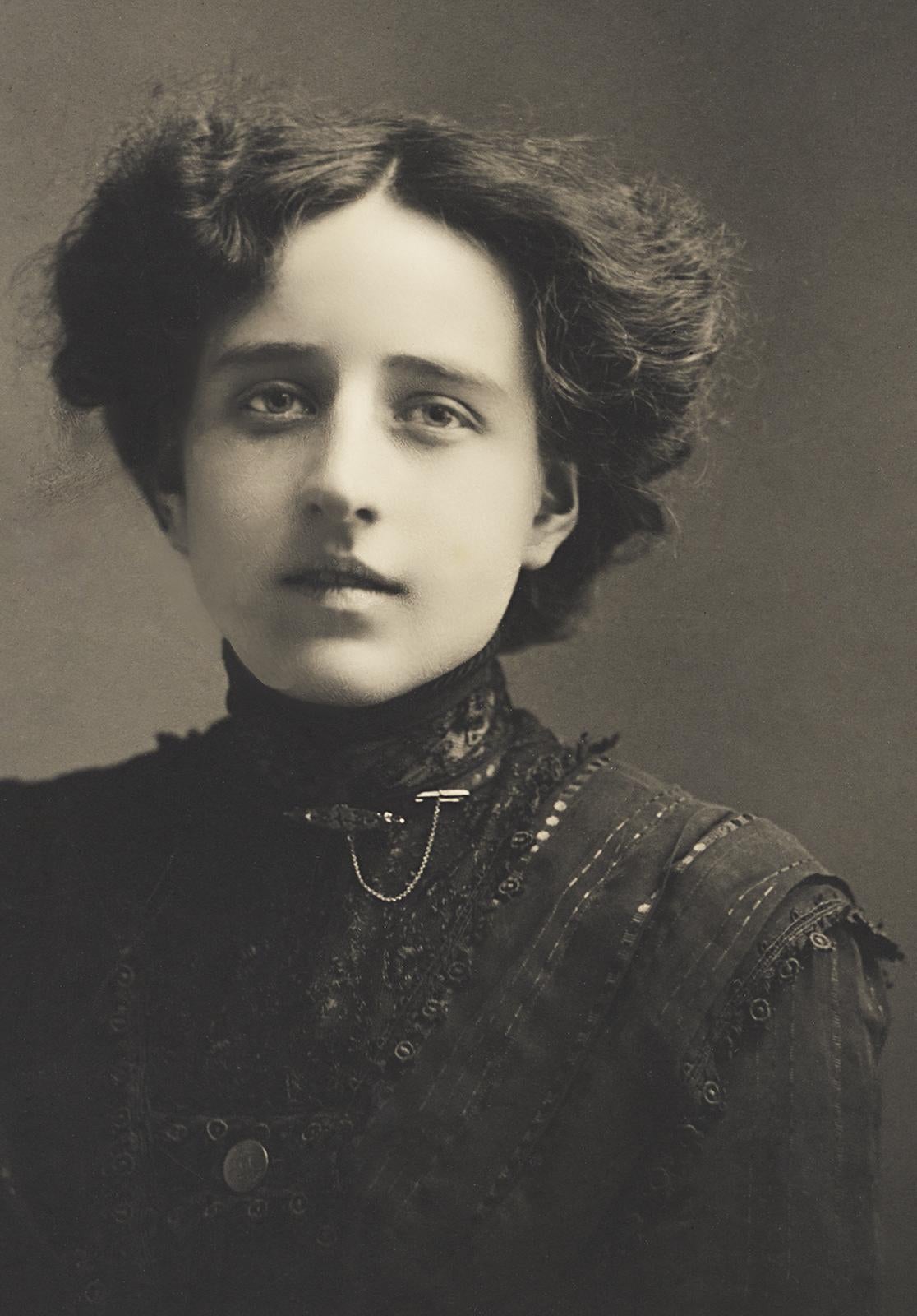 Beaty – Archivalischer Kunstdruck, Schwarz-Weiß-Foto, Porträt einer jungen Frau – Photograph von Harry Sutcliffe