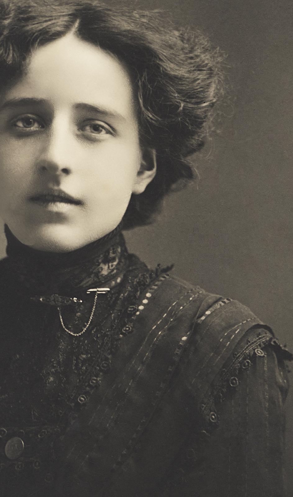 Beaty – Archivalischer Kunstdruck, Schwarz-Weiß-Foto, Porträt einer jungen Frau (Akademisch), Photograph, von Harry Sutcliffe