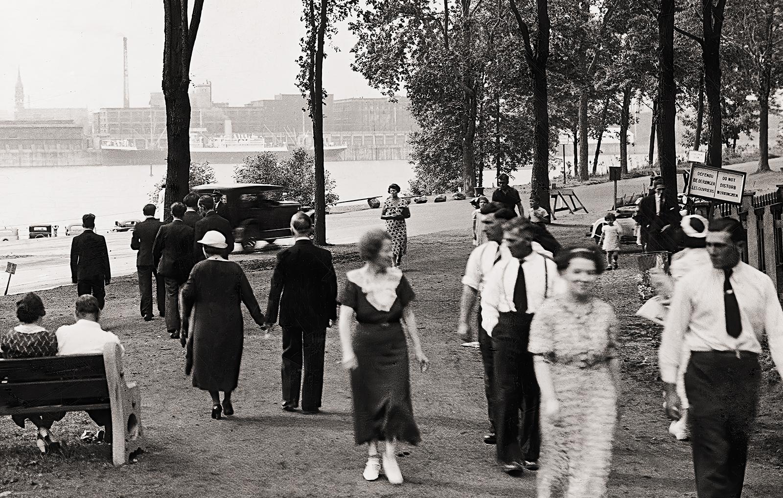 Relaxing - people walking , Panoramic Archivalischer Kunstdruck, Schwarz-Weiß-Foto – Photograph von Harry Sutcliffe