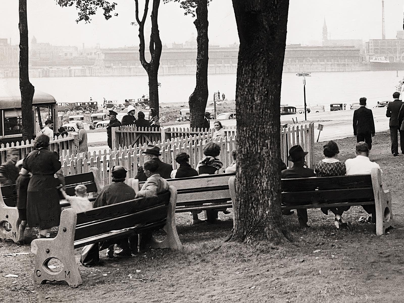 Relaxing - people walking , Panoramic Archivalischer Kunstdruck, Schwarz-Weiß-Foto (Akademisch), Photograph, von Harry Sutcliffe