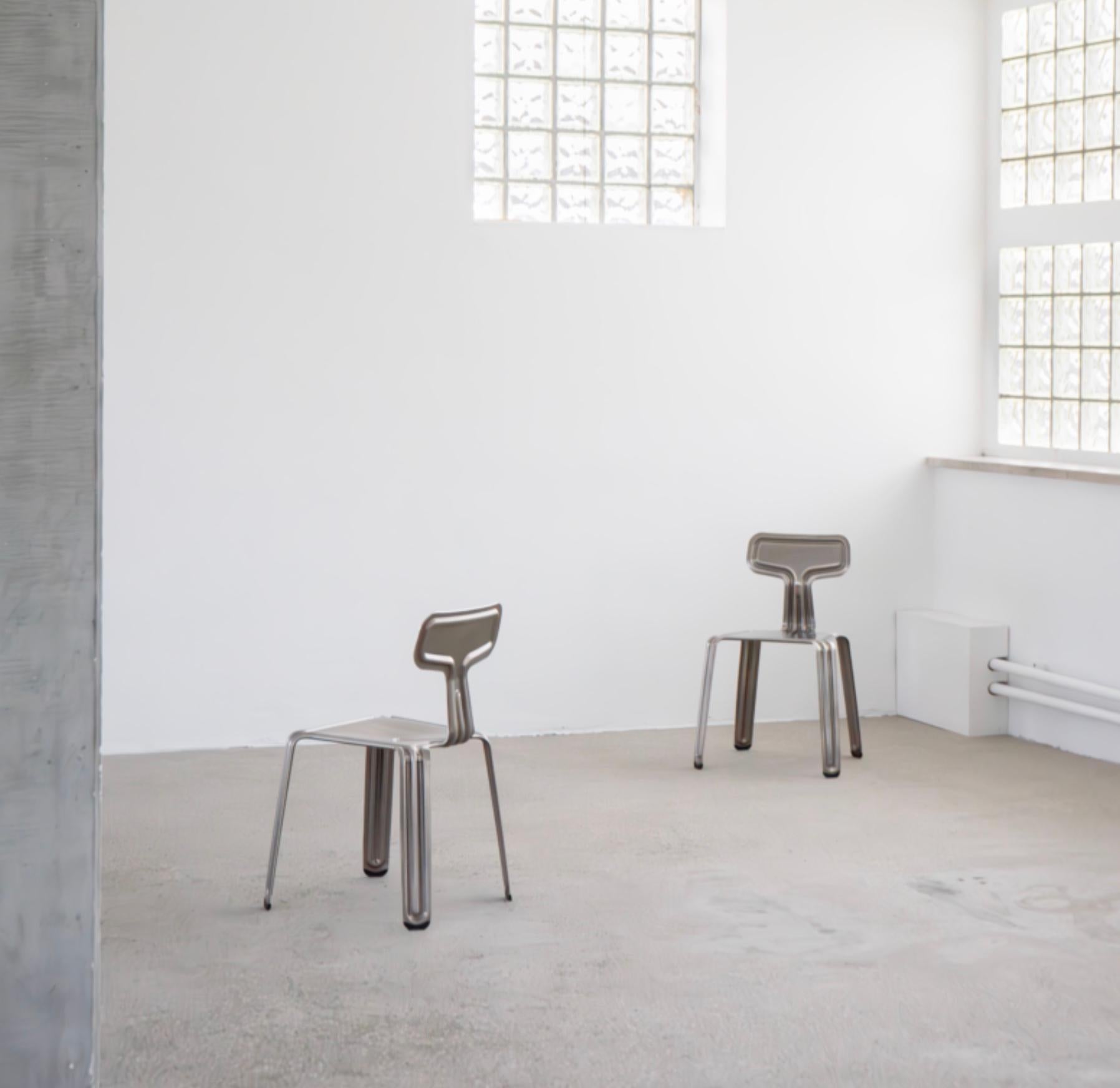 Harry Thaler Set di 4 'Pressed Chair' in alluminio per Nils Holger Moormann. Progettata nel 2011, produzione attuale.

Il più ridotto possibile. Una sottile lastra di alluminio si trasforma in una sedia sostenibile grazie a un processo di