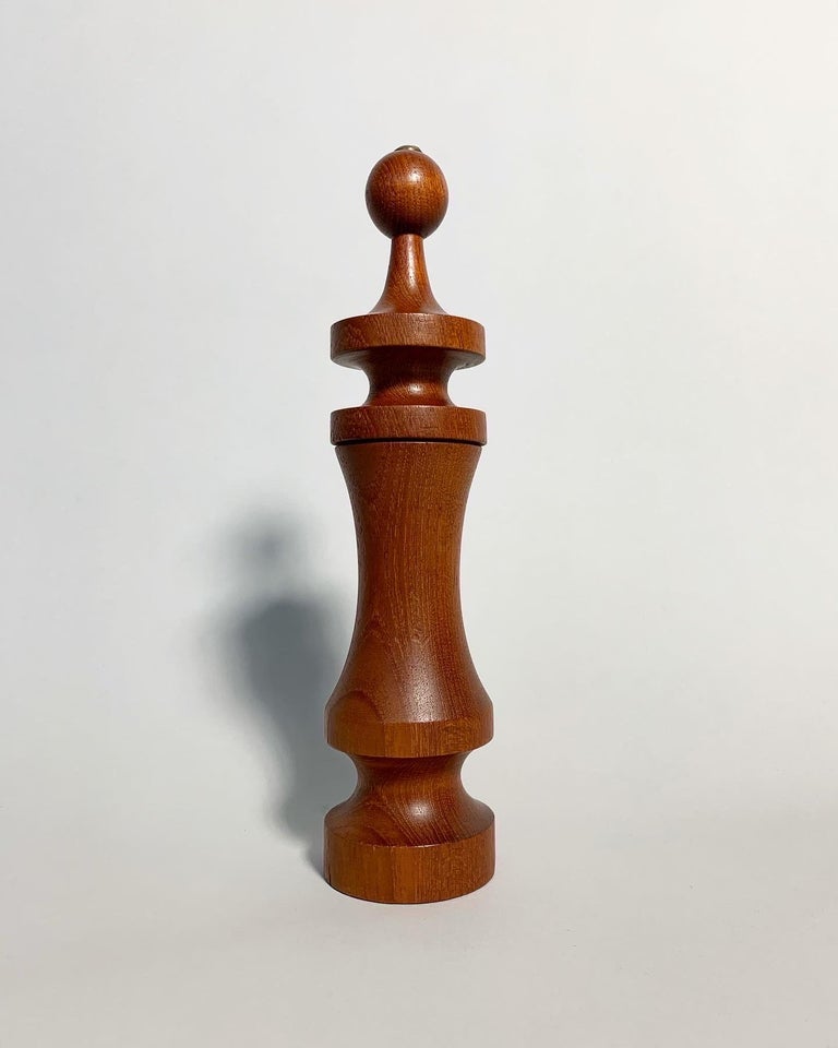 Large pepper mill designed by Harry Vedøe for Laurids Lønborg, Denmark, made in the 1960s

Made of solid teak with a quality stainless steel mill. Large brass screw on top to fill in the pepper.

Measures: Height: 28.5 cm
Diameter: 6.5 cm

A