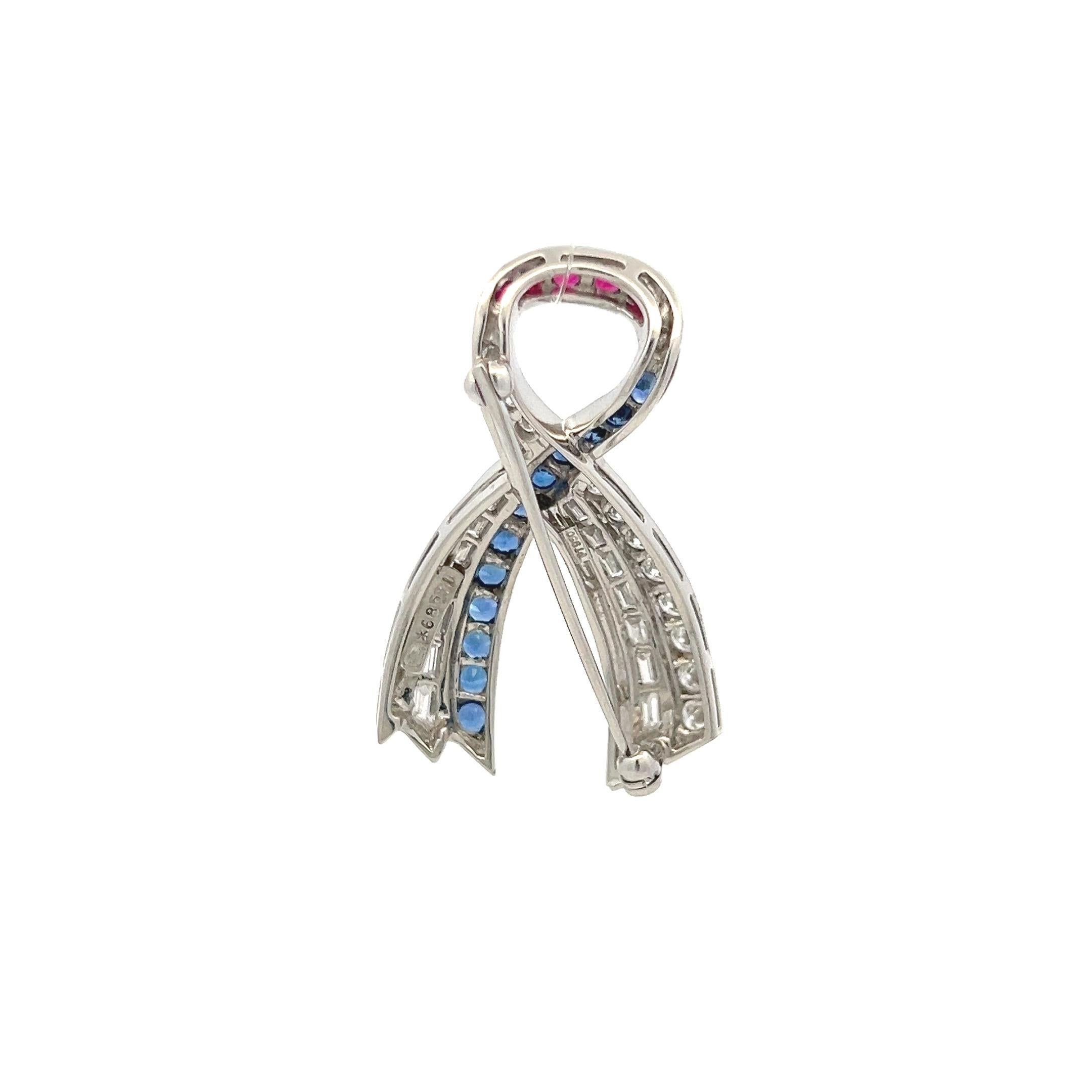 Progettista:
HARRY WINSTON
Titolo:
Harry Winston 1,50 carati di diamante rotondo brillante F VS e diamante a forma di baguette F VS 1,25 carati di zaffiro rotondo brillante 0,60 carati di rubino rotondo brillante Spilla di