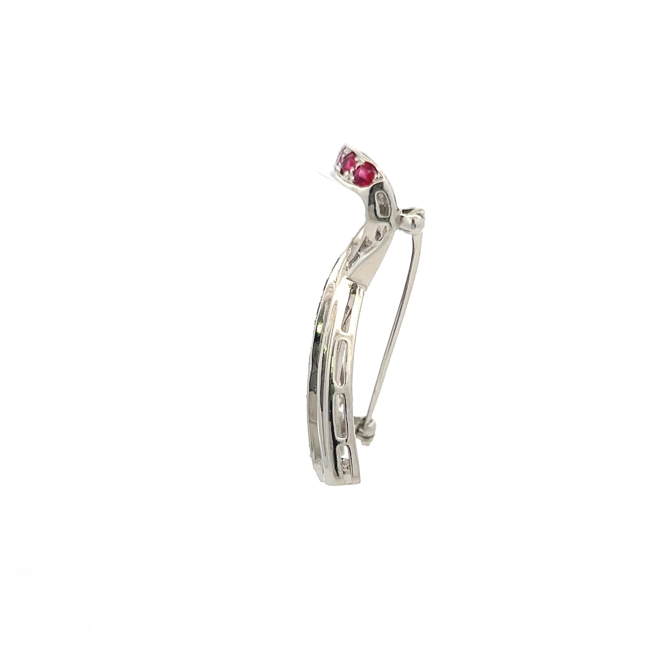 Taglio baguette Harry Winston Spilla con diamante rotondo da 1,50 carati e zaffiro da 1,85 carati e rubino in platino in vendita