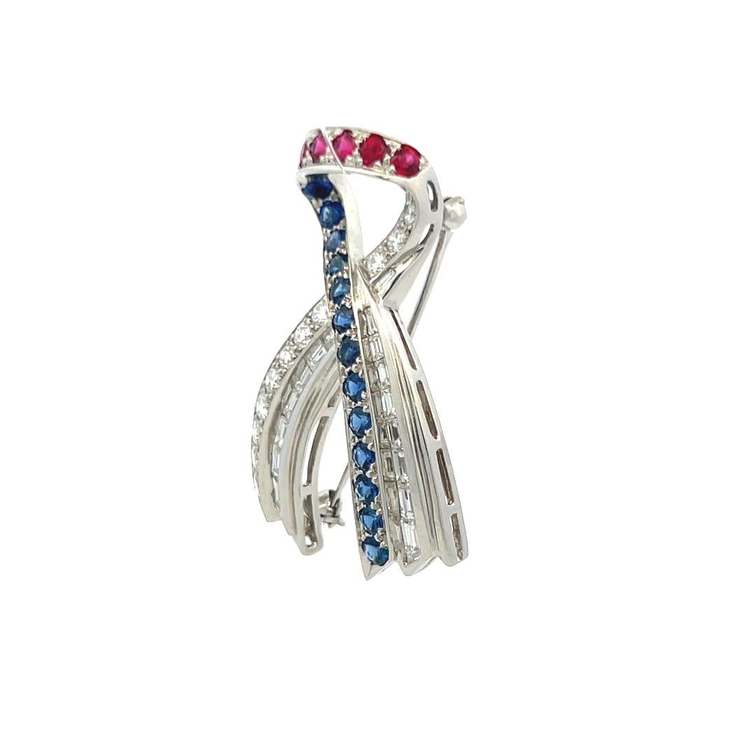 Donna Harry Winston Spilla con diamante rotondo da 1,50 carati e zaffiro da 1,85 carati e rubino in platino in vendita