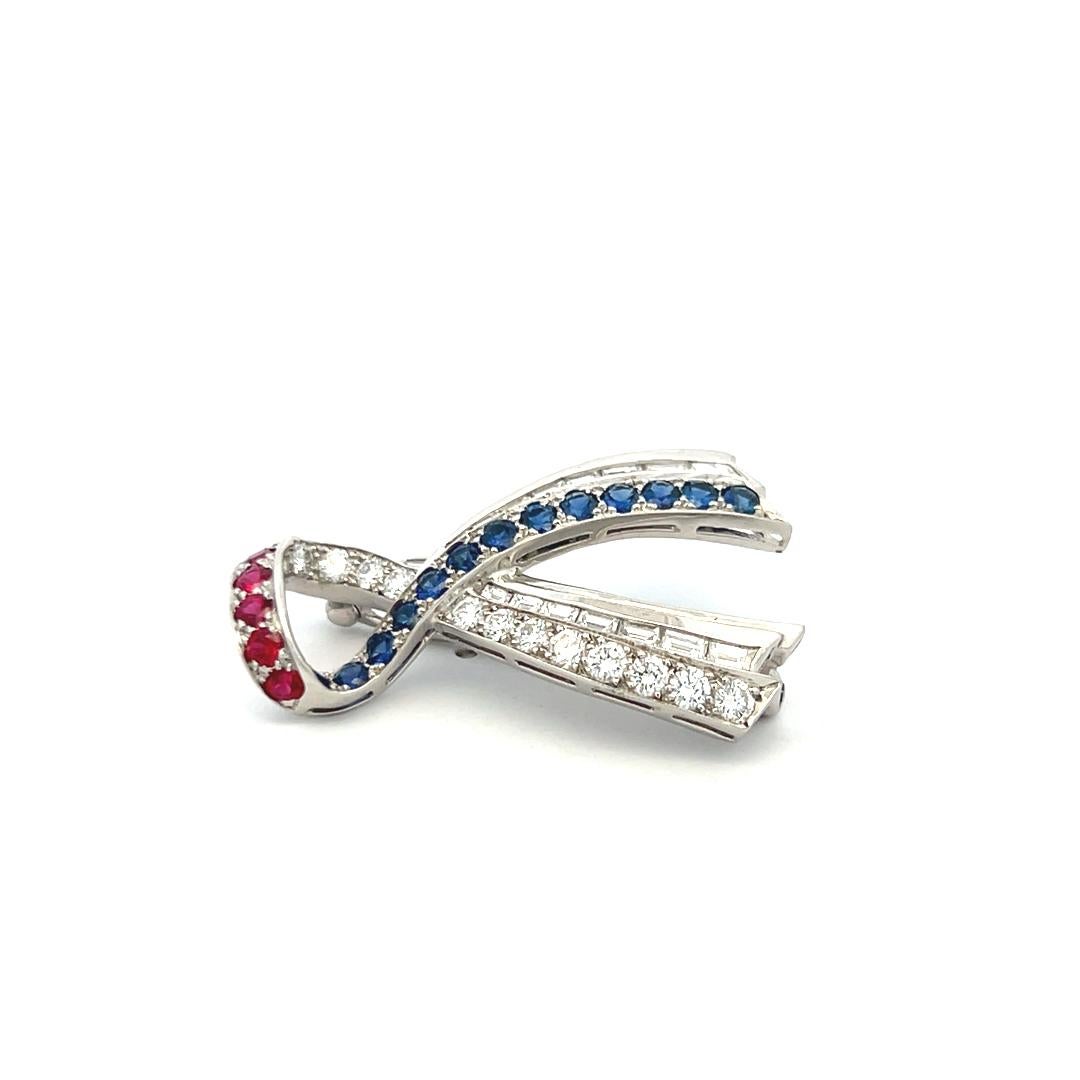 Harry Winston Spilla con diamante rotondo da 1,50 carati e zaffiro da 1,85 carati e rubino in platino in vendita 2