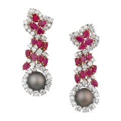 Harry Winston, boucles d'oreilles en platine avec diamants, rubis de Birmanie et perles noires de Tahiti, années 1970