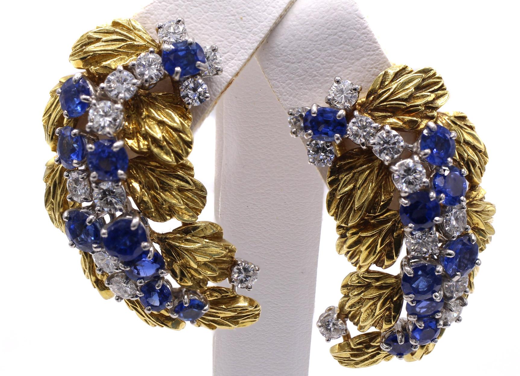 Beautifully designed and masterfully handcrafted by the renown and iconic American jeweler Harry Winston, these gorgeous 1980s ear clips are a true piece of art on the ear. Designed as a feather with intricate gold elements decorating the sides of