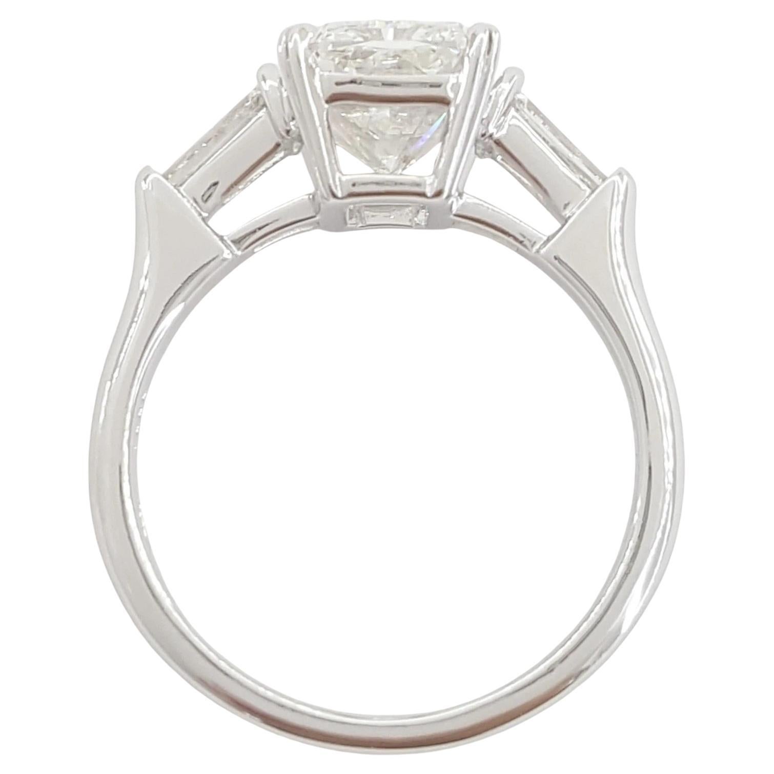 Harry Winston 2,58 Karat Diamant Platin Verlobungsring mit Strahlenschliff

Ein außergewöhnlicher Platin-Verlobungsring von Harry Winston mit einem 2,14 Karat schweren Diamanten im Radiant-Schliff, der von GIA mit der Farbe F und der Reinheit VVS2