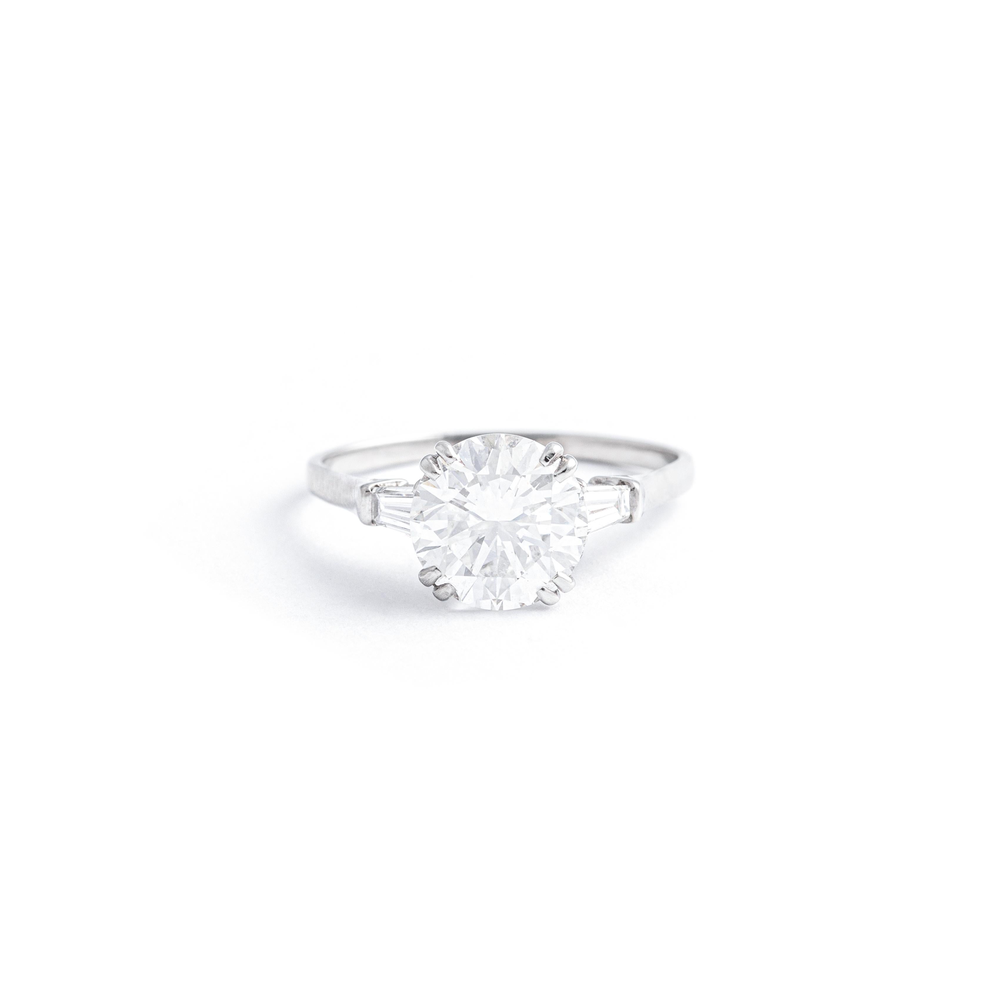 Taglio rotondo Anello solitario con diamante rotondo di Harry Winston da 2,88 carati E VS1 in vendita
