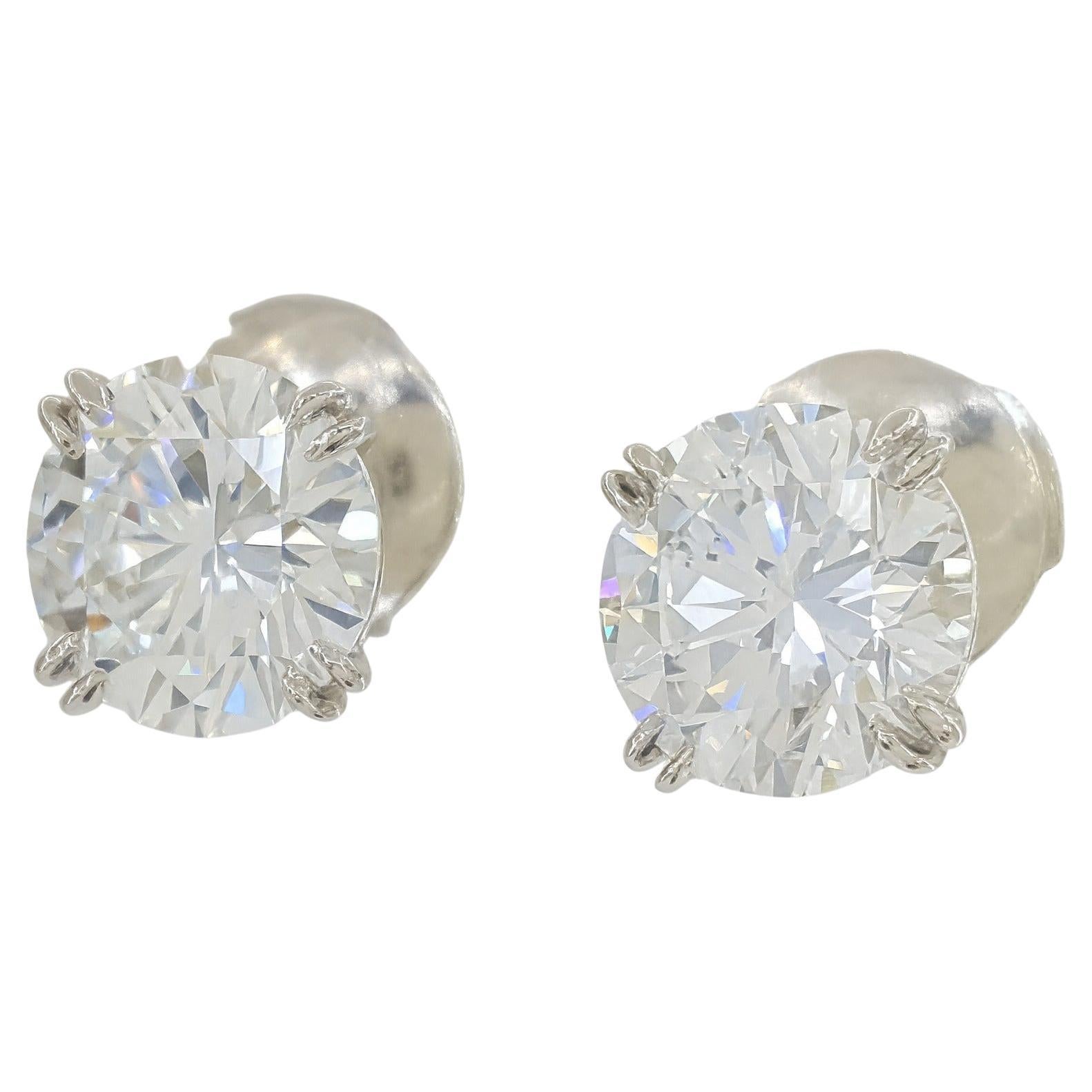 Harry Winston 3,08 Karat Gesamtgewicht Runder Brillantschliff Diamant Ohrstecker in Platin

Ein ikonisches Paar Diamant-Ohrstecker von Harry Winston mit zwei außergewöhnlichen Diamanten im Brillantschliff mit einem Gesamtgewicht von 3,08 Karat in