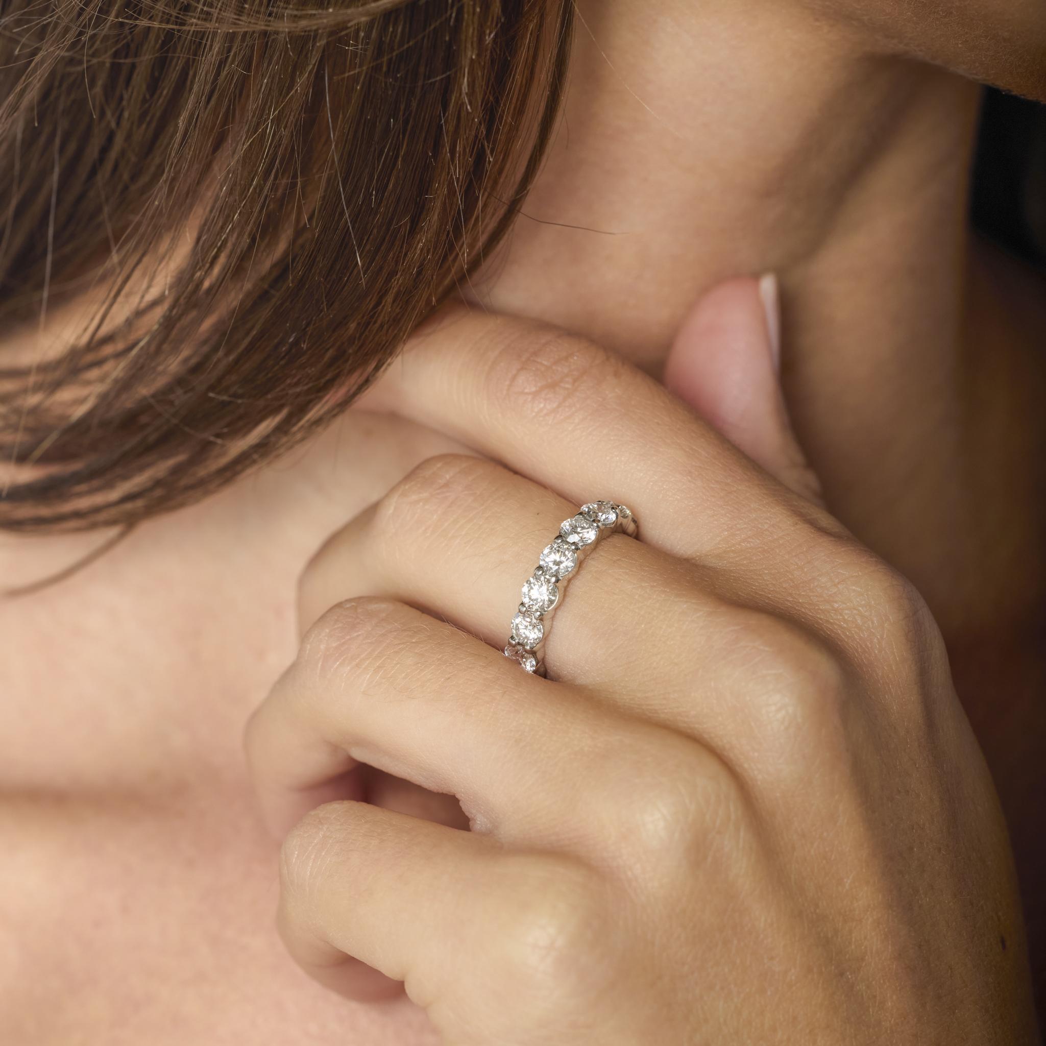 Squisitamente realizzata da Harry Winston, questa moderna fascia eternità in platino irradia una brillantezza e una raffinatezza senza pari. Sedici diamanti rotondi taglio brillante perfettamente abbinati circondano il dito in una linea di fuoco