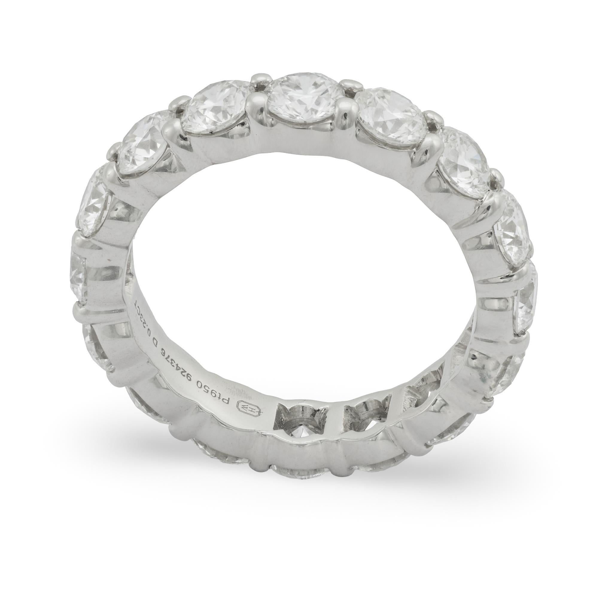 Fascia eternità in platino con diamante rotondo taglio brillante di Harry Winston da 3,68 carati In condizioni ottime in vendita a Beverly Hills, CA