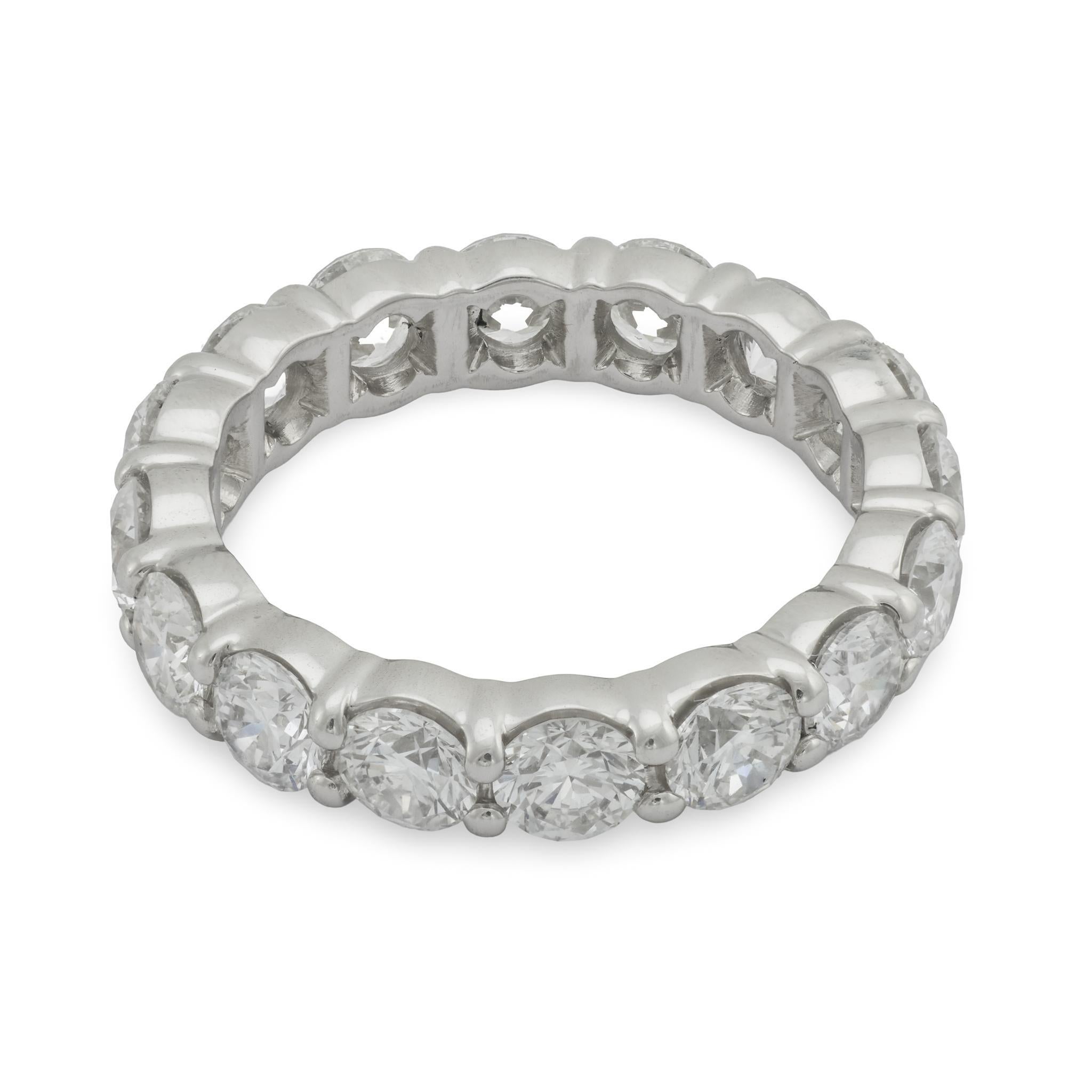 Donna Fascia eternità in platino con diamante rotondo taglio brillante di Harry Winston da 3,68 carati in vendita