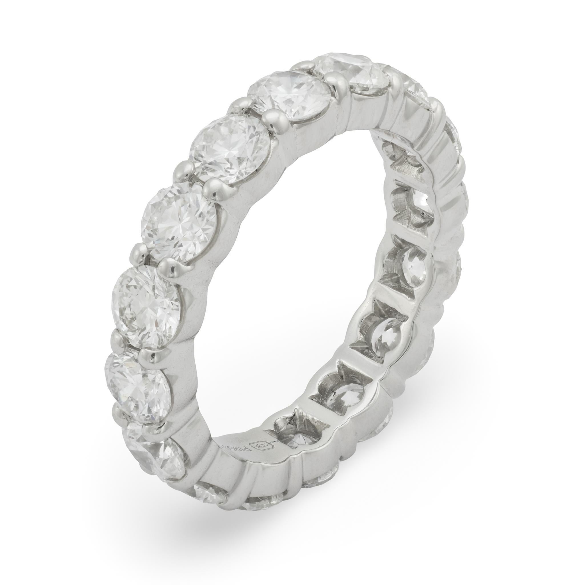 Fascia eternità in platino con diamante rotondo taglio brillante di Harry Winston da 3,68 carati in vendita 2