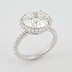 Anillo de compromiso de Harry Winston con un diamante redondo brillante de 4,01 quilates y diseño «halo»