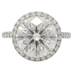 Anillo de compromiso de Harry Winston con un diamante redondo brillante de 4,01 quilates y diseño «halo»