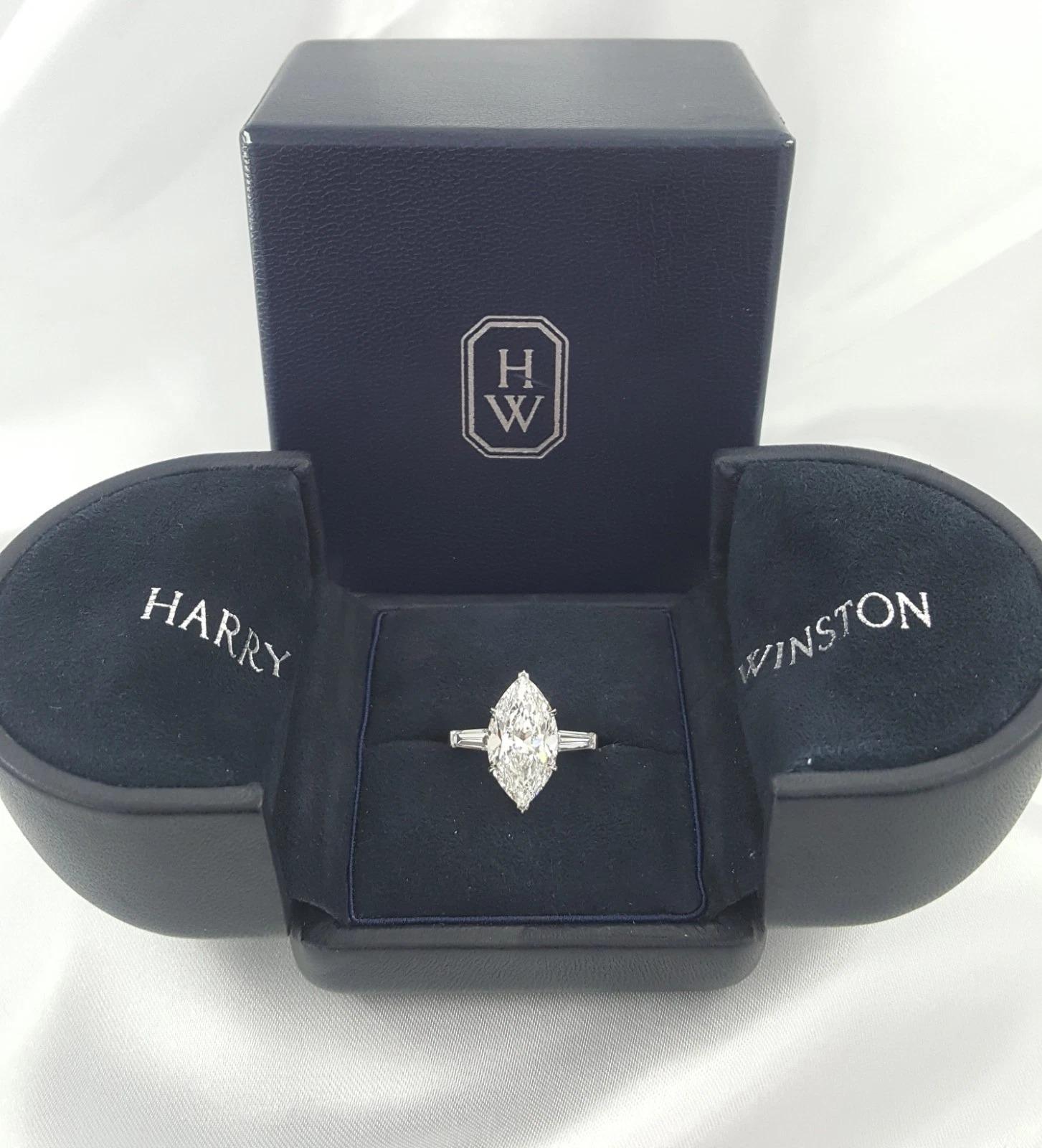 Un raro e iconico anello di fidanzamento con diamante a forma di marquise di Harry Winston con un diamante naturale a taglio Brilliante da 5,17 carati, incastonato con pietre laterali a baguette affusolate in platino lavorato a mano. Questo