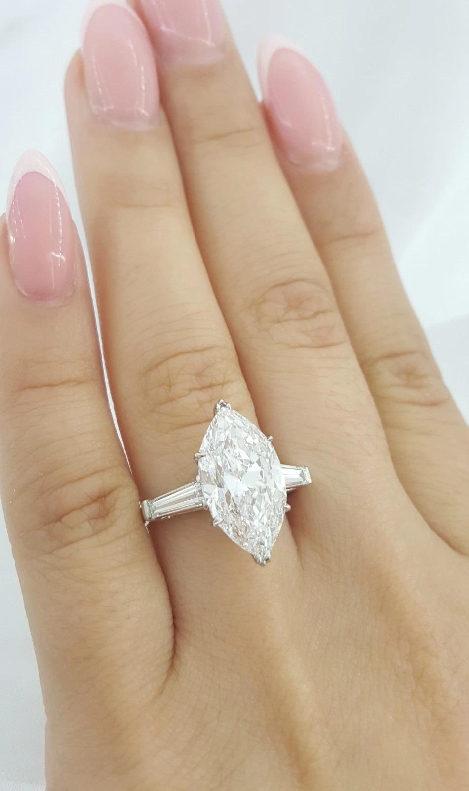 Anello di fidanzamento in platino con diamante Marquise da 5,72 carati di Harry Winston in vendita 2