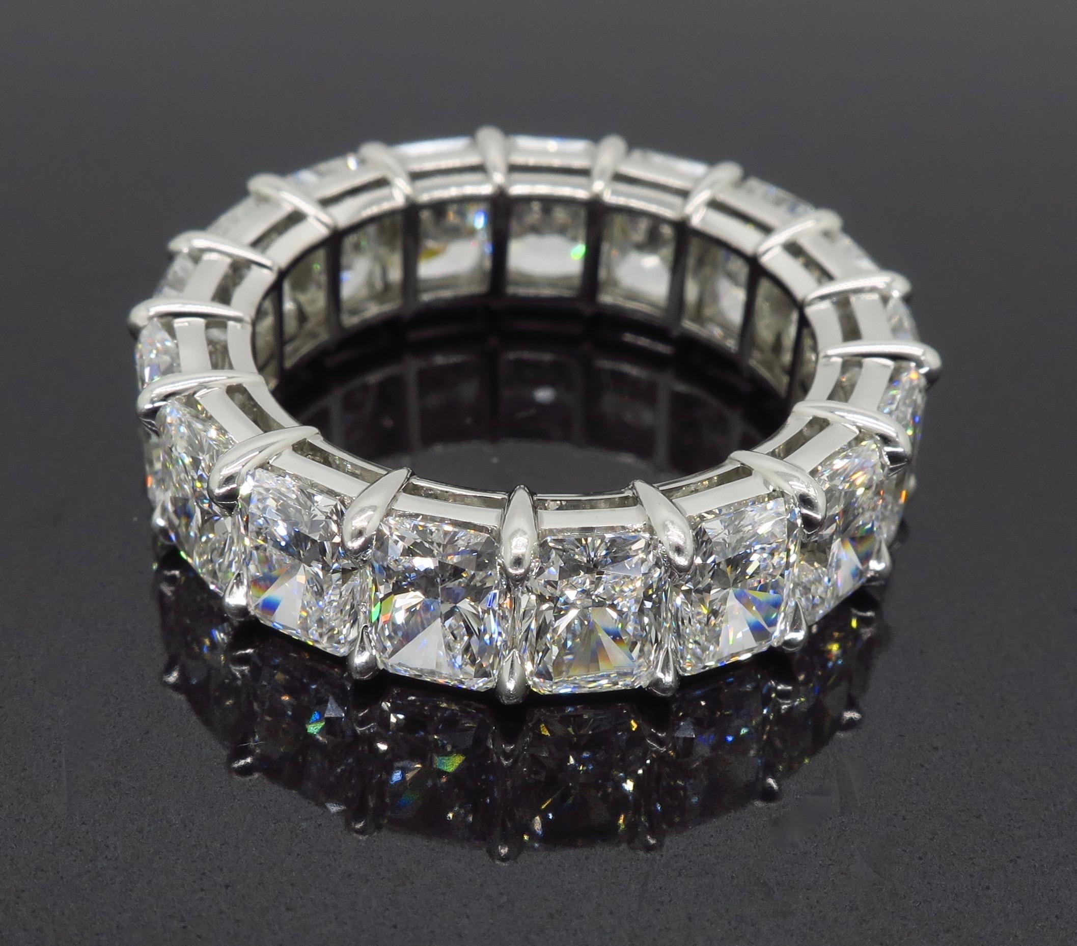Harry Winston, bague à anneau d'éternité en platine avec diamants taille radiant de 9,35 carats en vente 3
