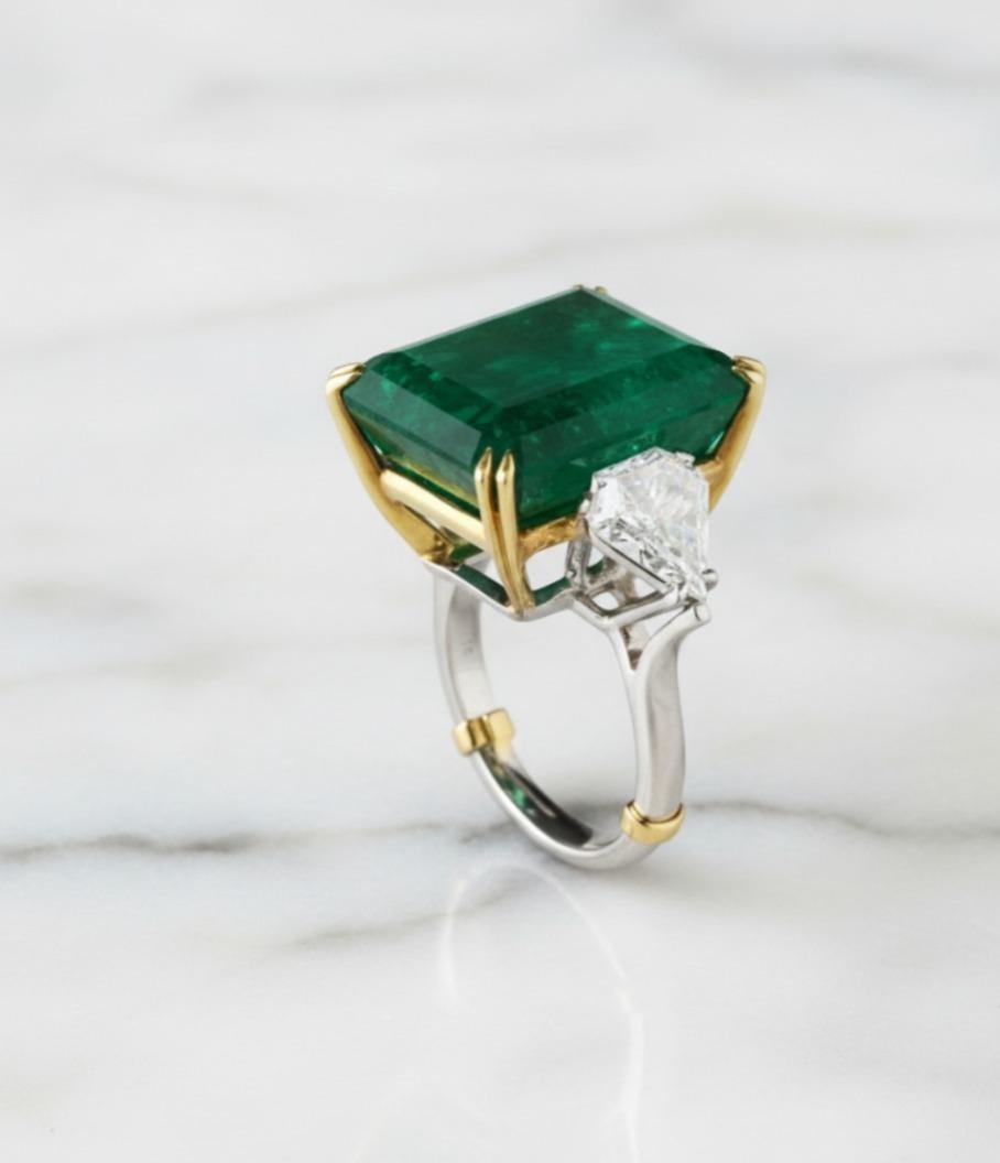 Cette bague exceptionnelle de Harry Winston met en valeur une émeraude extraordinaire, d'une présence et d'une rareté remarquables. La pierre centrale, une émeraude rectangulaire d'environ 22 carats, est certifiée par AGL comme étant naturelle avec